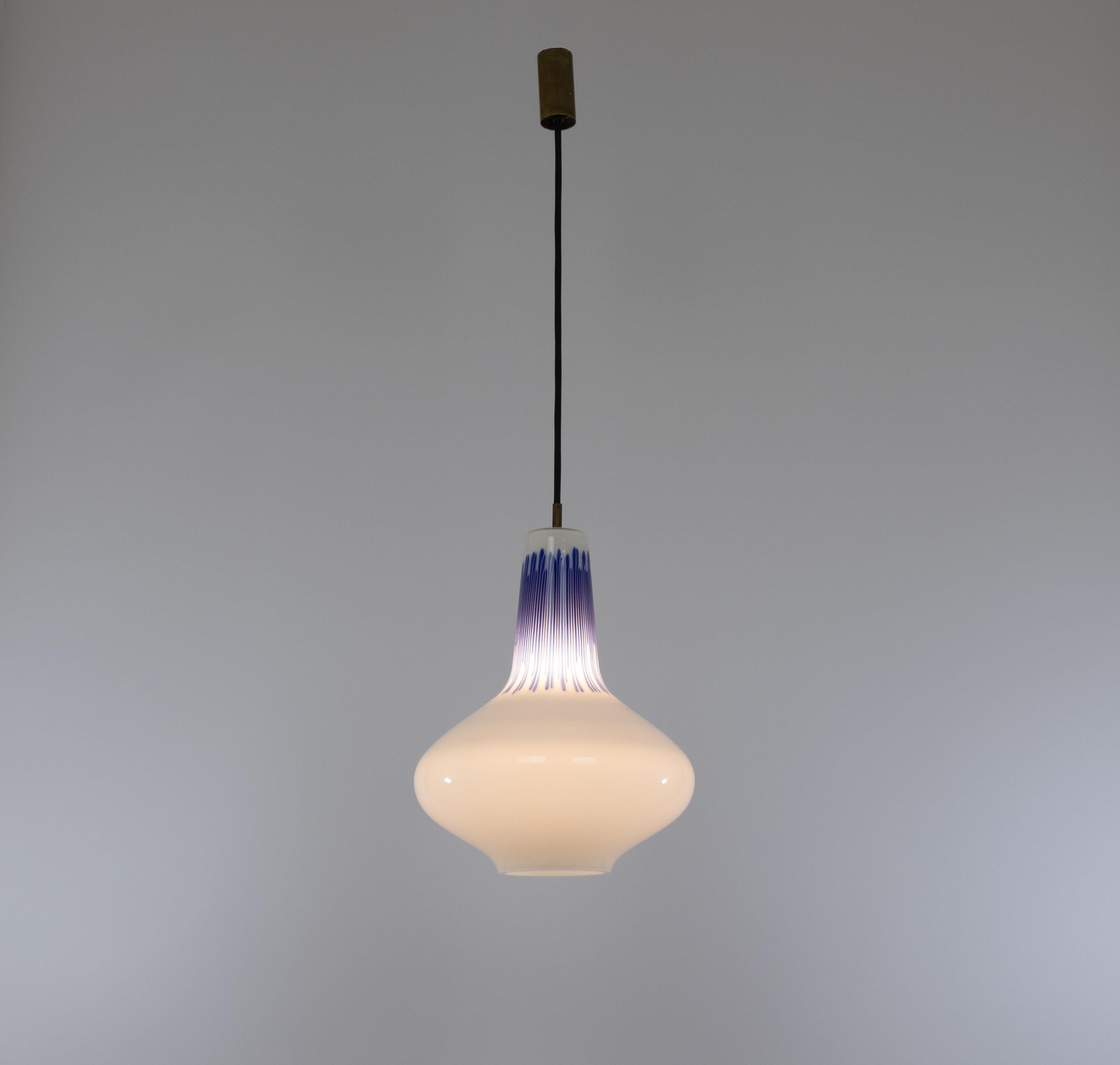 Murano glass pendant with blue stripes by Massimo Vignelli for Venini, 1950s Moderno de mediados de siglo en venta