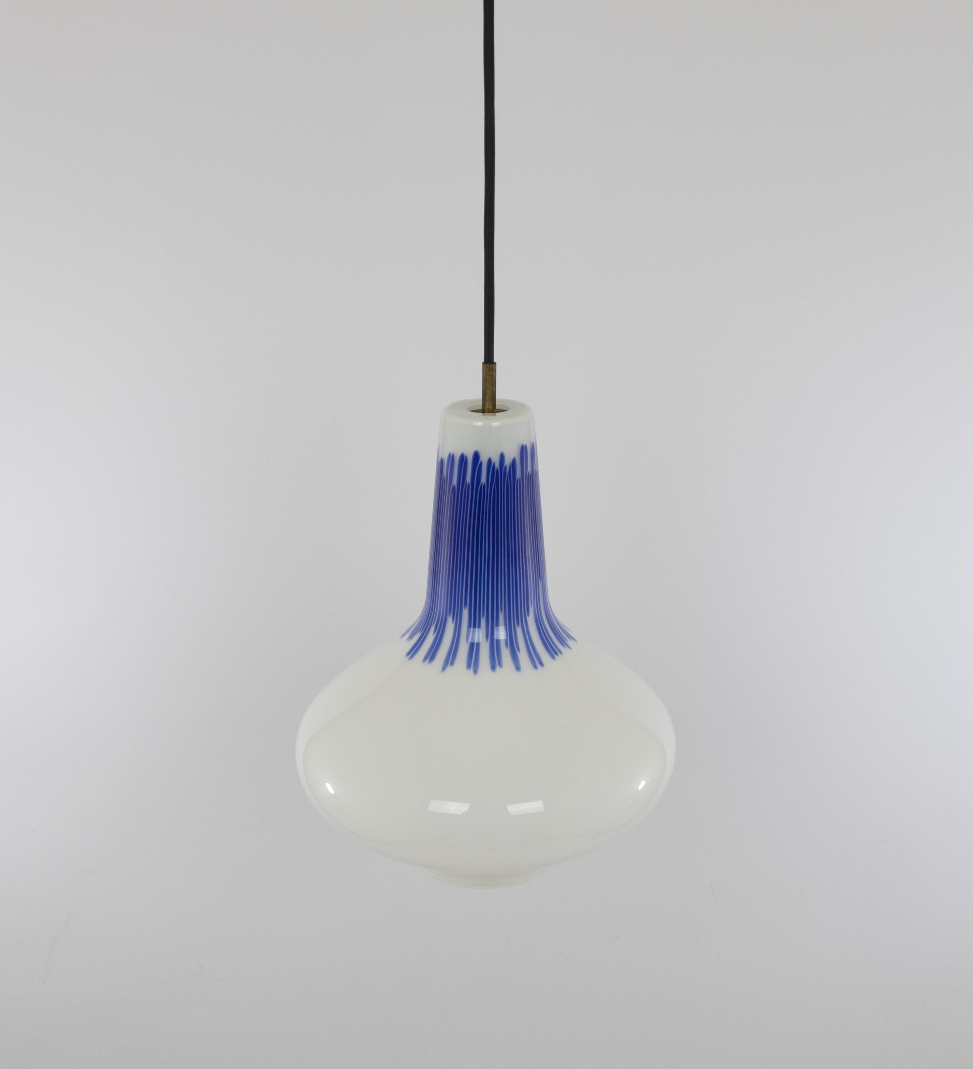 Murano glass pendant with blue stripes by Massimo Vignelli for Venini, 1950s Italiano en venta
