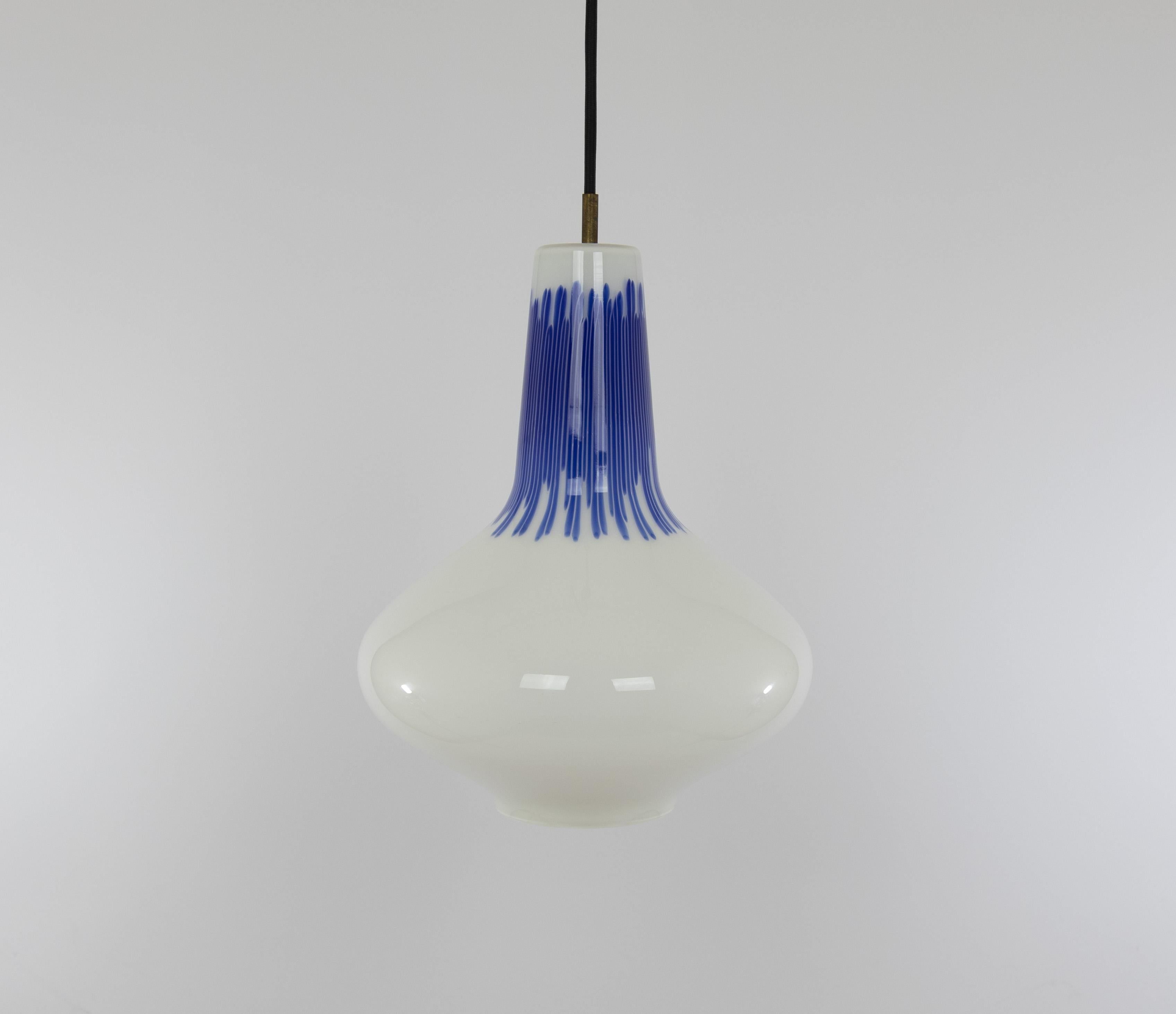 Murano glass pendant with blue stripes by Massimo Vignelli for Venini, 1950s en Bueno estado para la venta en Rotterdam, NL