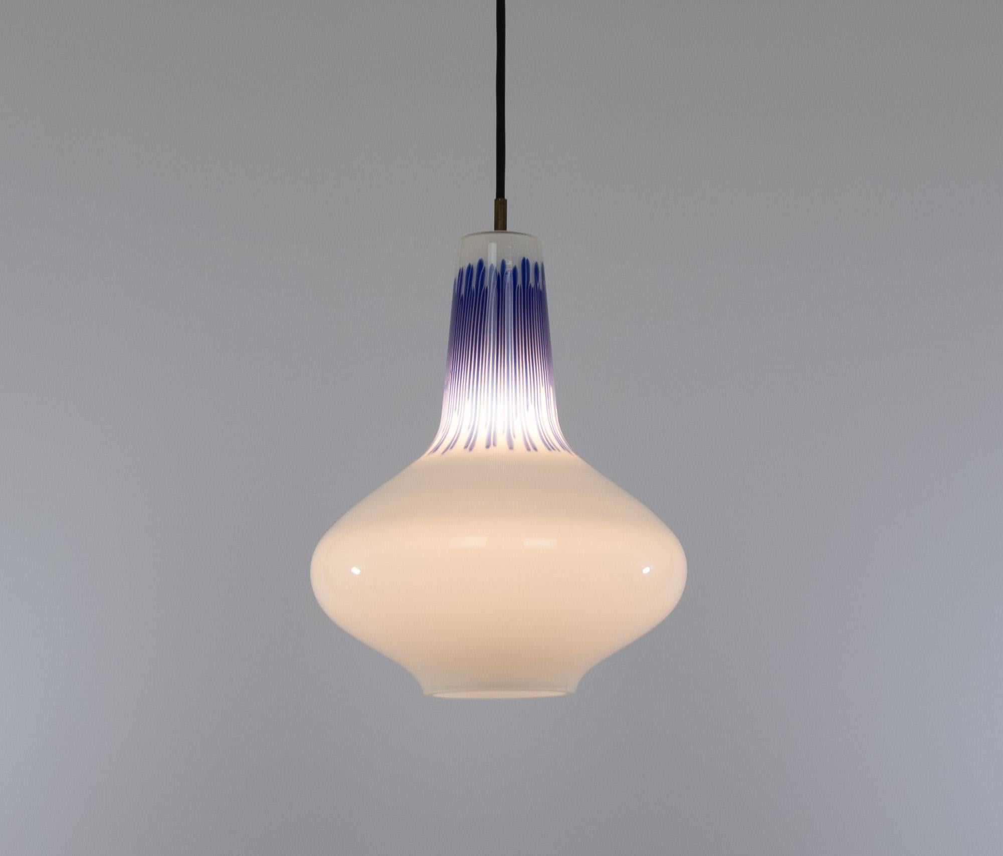 Murano glass pendant with blue stripes by Massimo Vignelli for Venini, 1950s mediados del siglo XX en venta