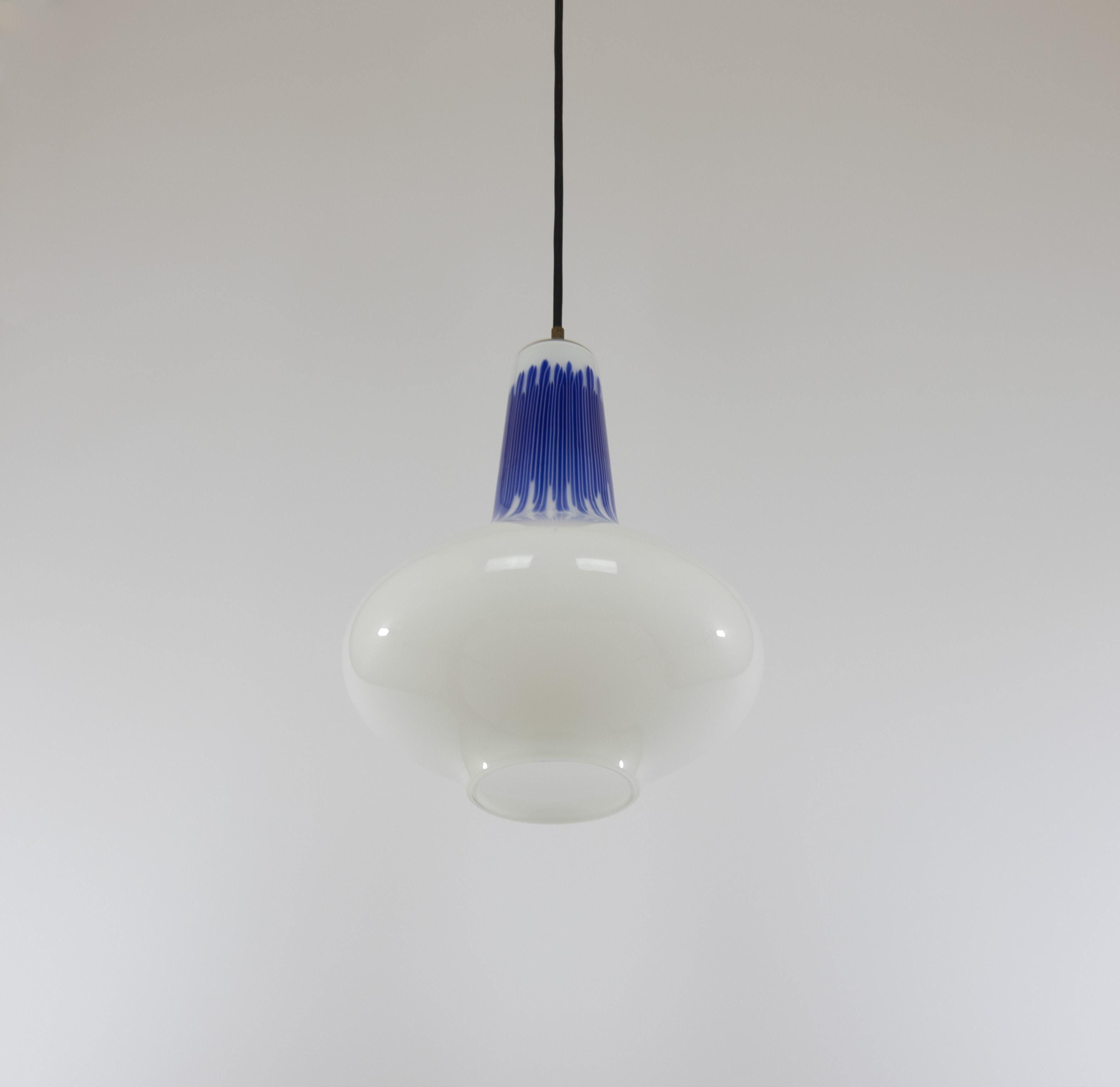 Murano glass pendant with blue stripes by Massimo Vignelli for Venini, 1950s Latón en venta
