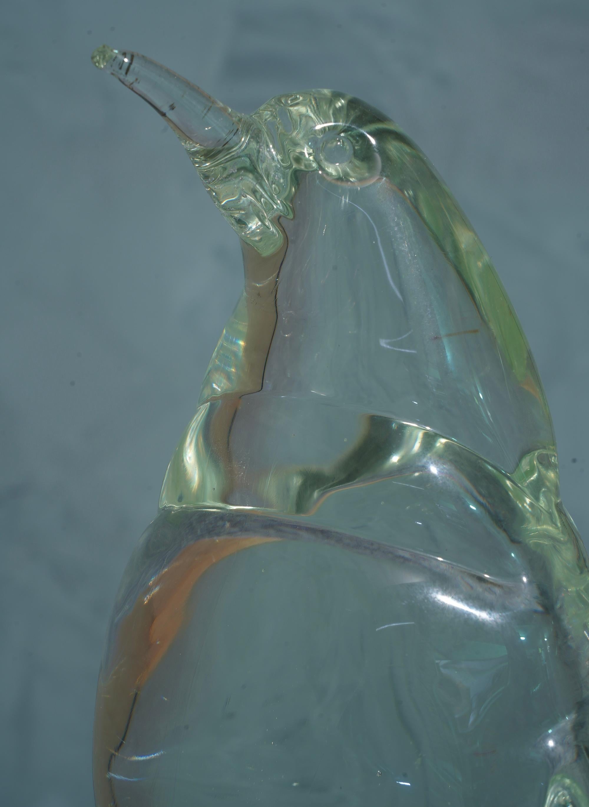 Belle sculpture en verre de Murano représentant un pingouin, la tête tournée vers le haut.

La sculpture en verre de Murano a la même facture qu'un 