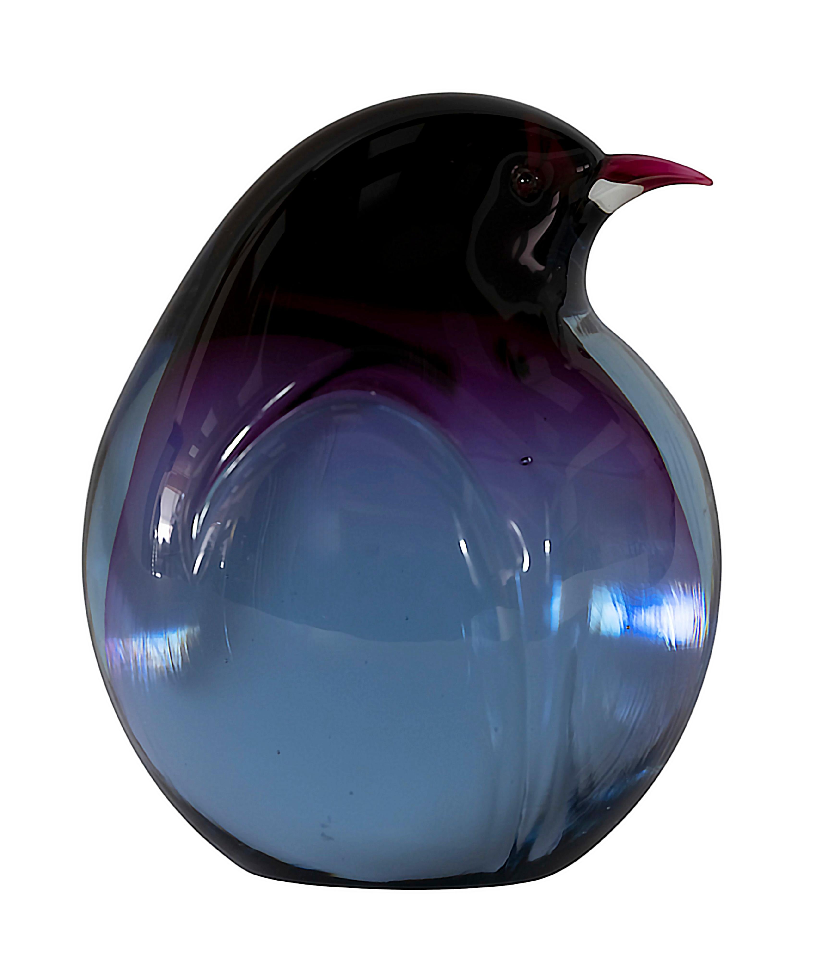 Sculpture décorative italienne vintage d'oiseau/pingouin faite à la main en couches multicolores de verre de Murano. Le verre massif et épais est dans une combinaison de couleurs violet/bleu/gris.
Poids : 1,7 kg.
Signé sur la base.
Très