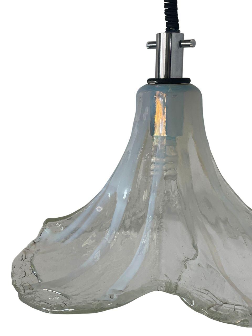 Élégante suspension vintage en verre de Murano, conçue par Carlo Nason pour Mazzega dans les années 1970. Ce luminaire raffiné est doté d'un verre Murano 