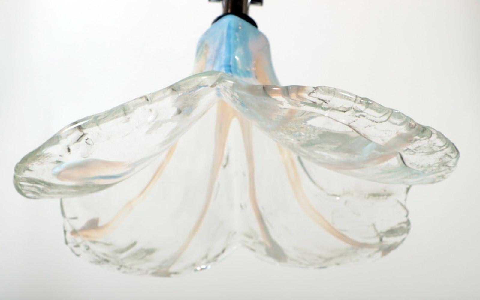Pendentif en forme de pétale en verre de Murano Designé par Carlo Nason pour Mazzega, Italie, années 1970. Excellent état - En vente à Los Angeles, CA