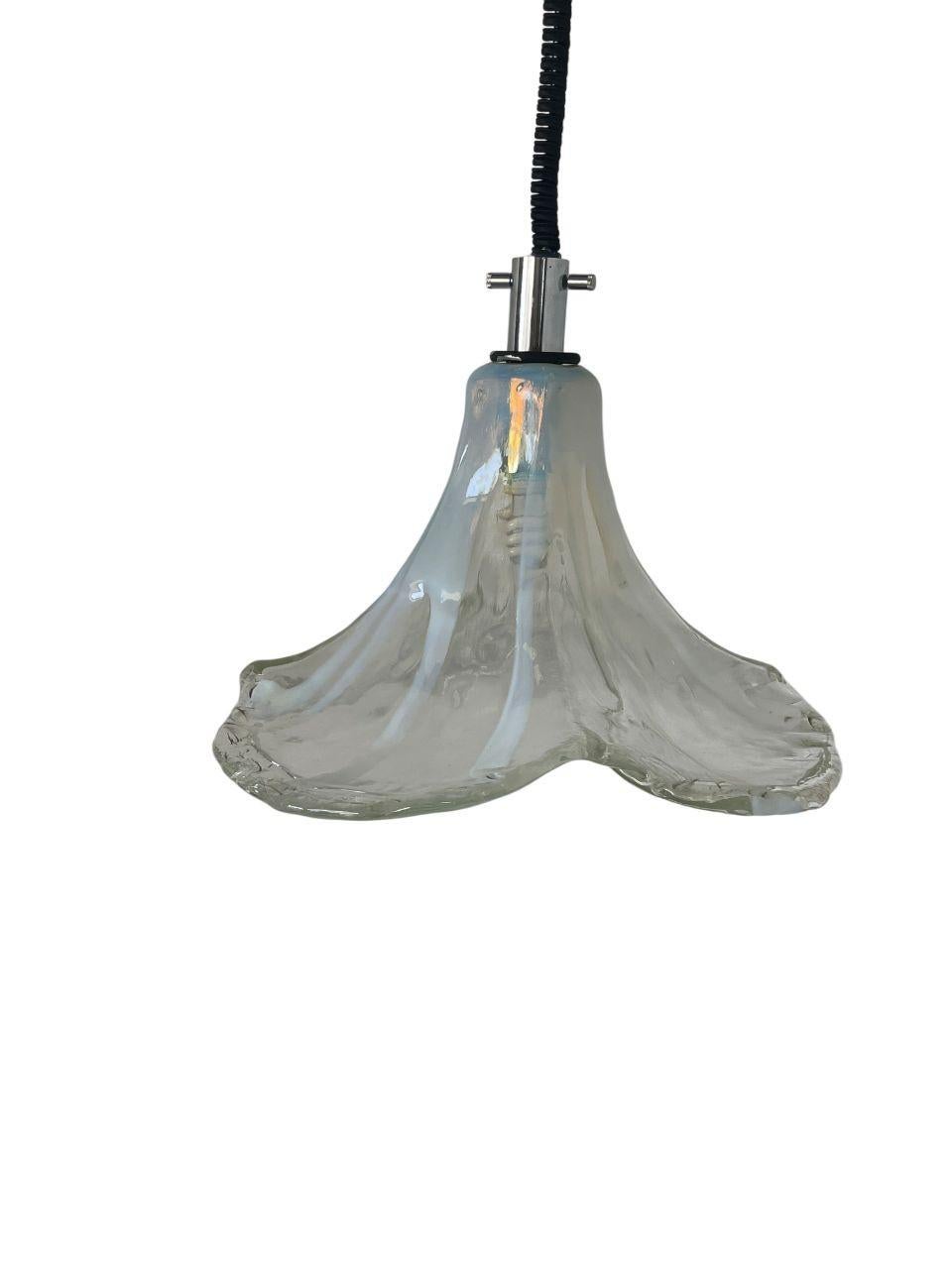 Fin du 20e siècle Pendentif en forme de pétale en verre de Murano Designé par Carlo Nason pour Mazzega, Italie, années 1970. en vente