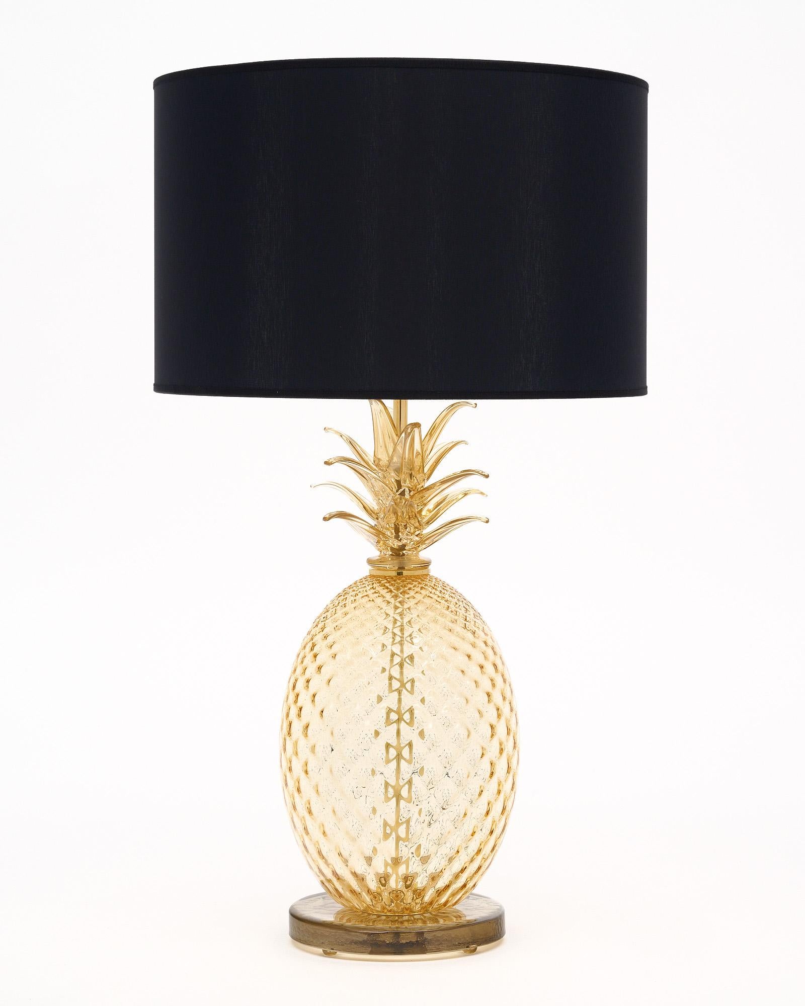 Pareja de lámparas de cristal soplado a mano de Murano, Italia. Cada lámpara representa una piña, conocida como gesto internacional de hospitalidad. El cristal es de un tono dorado cálido y acogedor. Se han cableado de nuevo para ajustarse a las