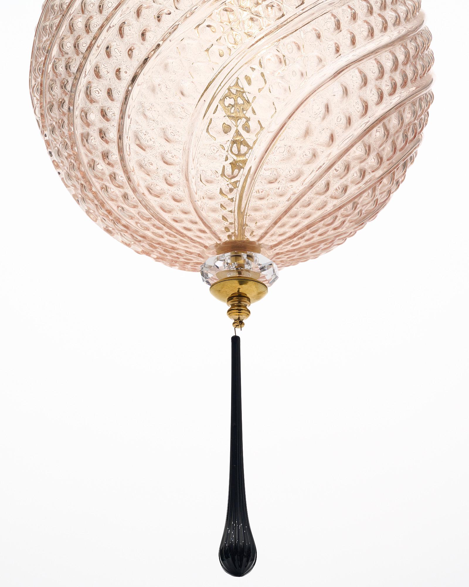 Ensemble de quatre lanternes en verre de Murano soufflé à la main sur des structures en laiton. Chaque luminaire présente un magnifique globe en verre rose avec une texture délicate estampée qui s'enroule autour de la forme. Des éléments en verre