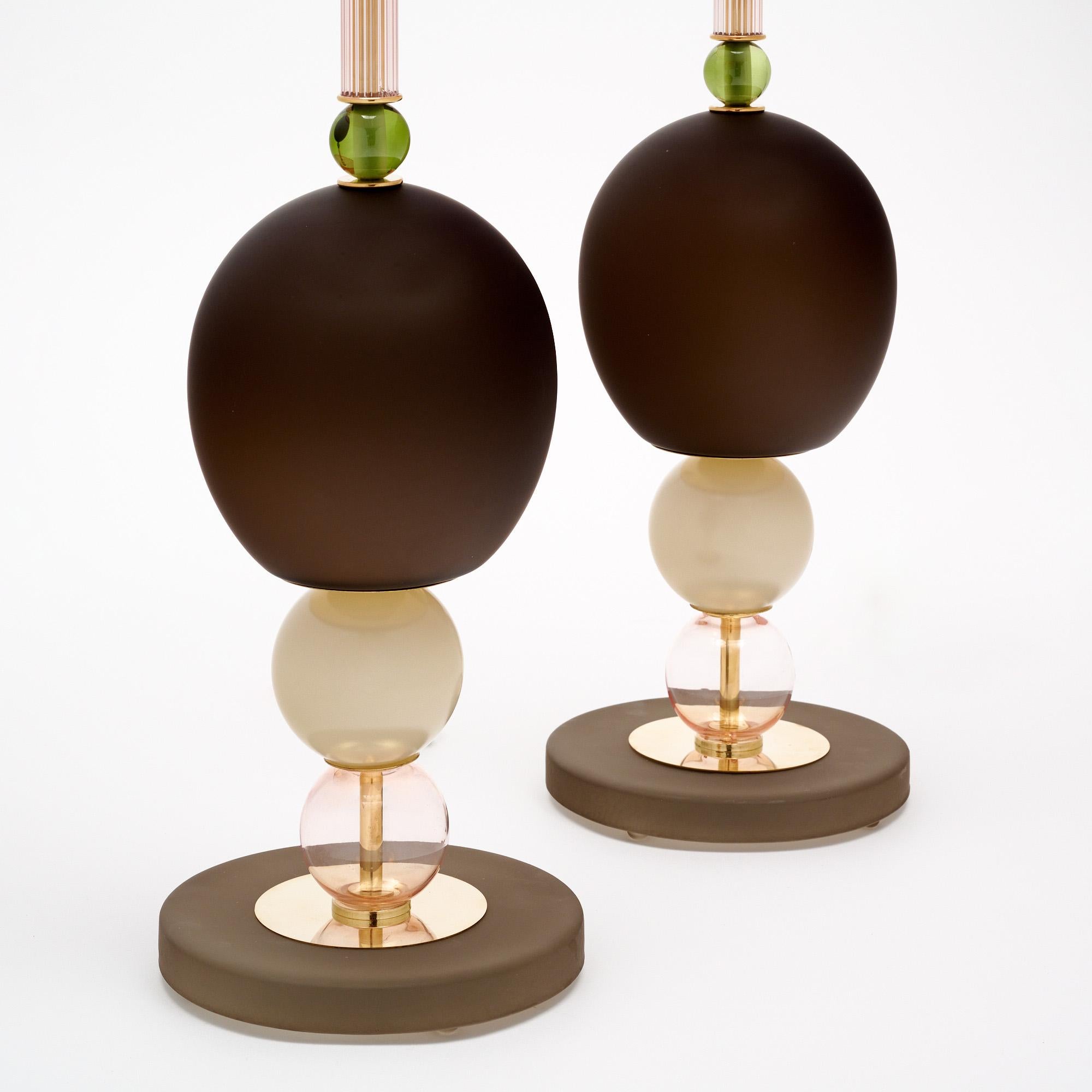 Coppia di lampade da tavolo realizzate con elementi in vetro soffiato a mano provenienti da Murano, in Italia, alle porte di Venezia. Ogni lampada è caratterizzata da componenti di vetro unici in diversi colori rosa, crema e verde su una struttura