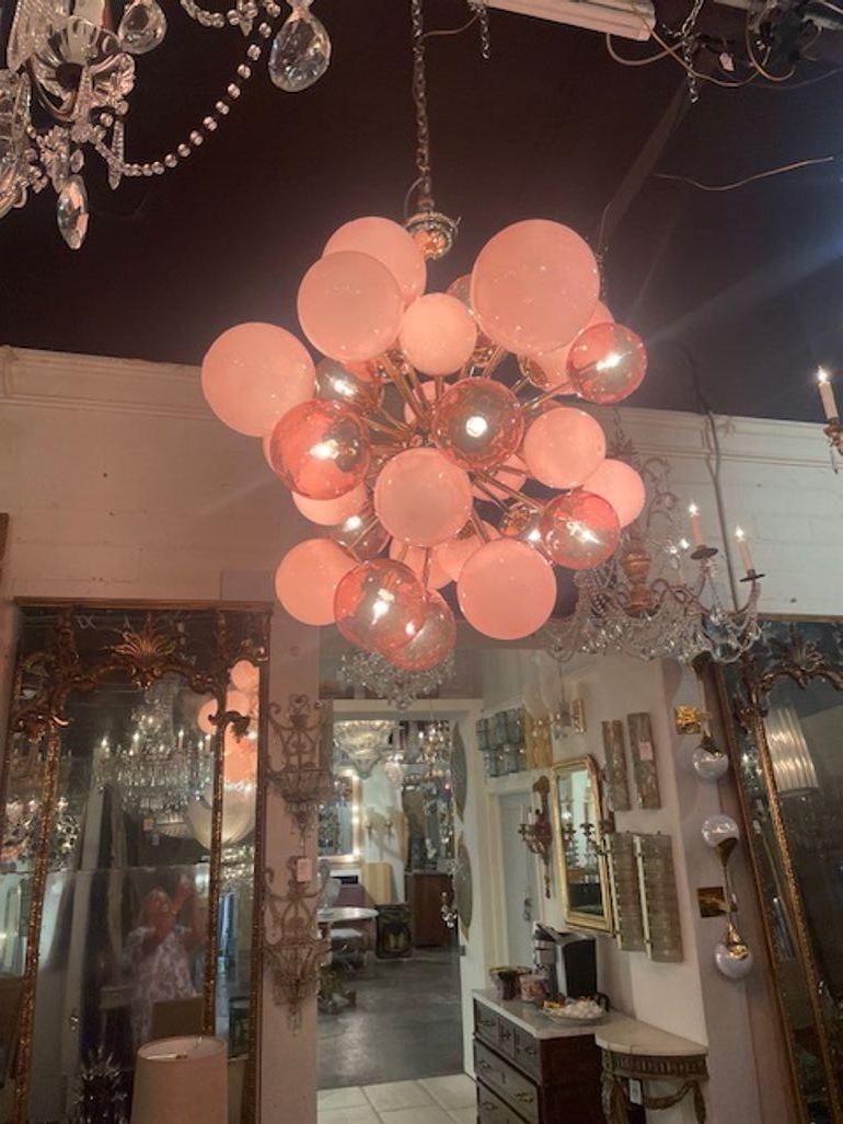Magnifique lustre décoratif en verre de Murano dans différentes nuances de rose dans une base en laiton.  L'impact est impressionnant.  Une véritable œuvre d'art.  Magnifique !