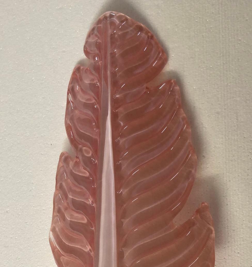 Majestic feuille en verre soufflé de Murano d'une merveilleuse couleur rose, rendue encore plus belle par sa structure en laiton poli. Les fourneaux de Murano créent un design intemporel incontestable

L'applique est composée d'une structure en