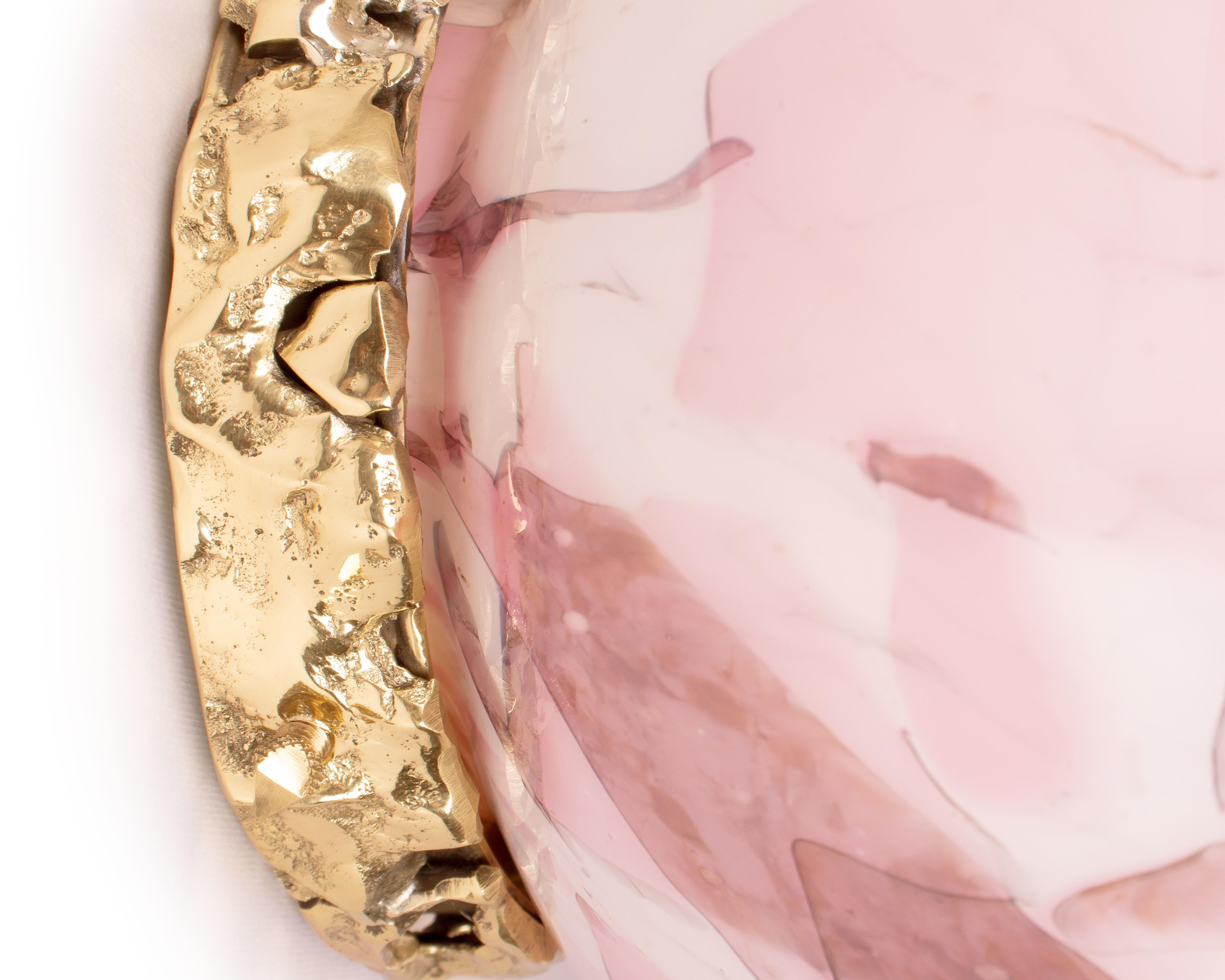 Wir stellen die Crown Wall Lamp vor - eine strahlende Leuchte, die Ihr Wohnzimmer, Ihr Schlafzimmer oder jeden anderen Raum, den Sie mit Luxus und Eleganz ausstatten möchten, aufwertet. Der Sockel ist aus Messingguss gefertigt und hat eine