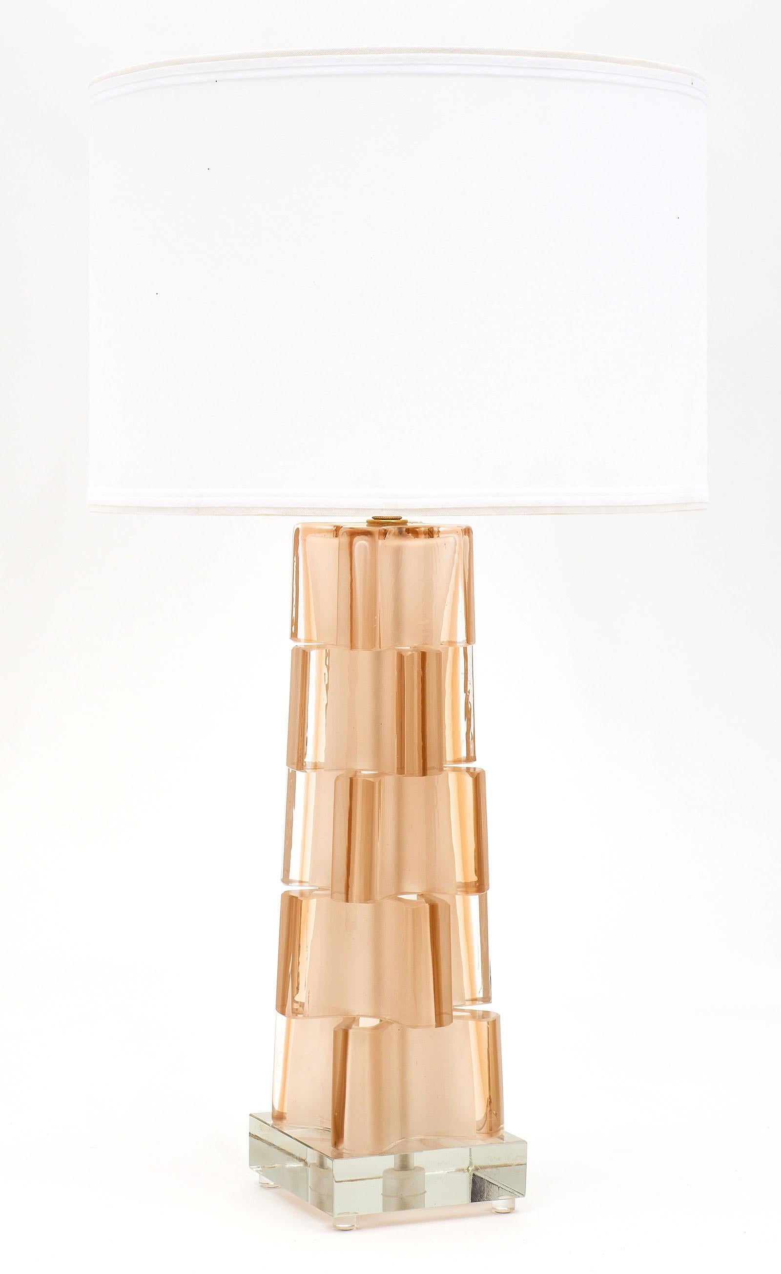 Rosa geometrische Lampen aus Muranoglas. Dieses architektonische Paar besteht aus fünf Komponenten, die zu einem facettenreichen Sockel verschmolzen sind. Die Komposition befindet sich auf einer klaren Glasplatte. Wir lieben die einzigartige Farbe