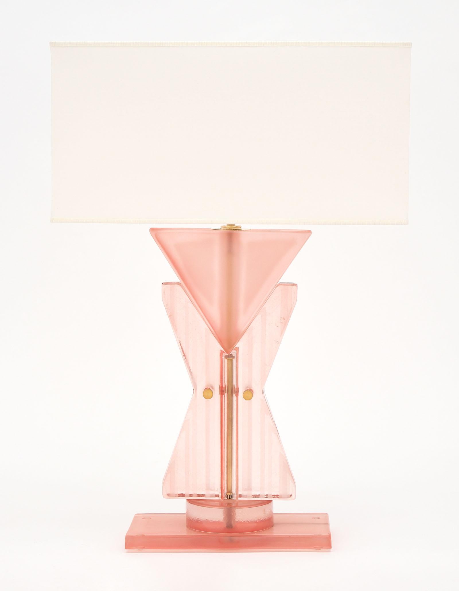 Lampade TOTEM geometriche in vetro di Murano di colore rosa, di una tonalità bellissima e sorprendente. Ci piacciono gli elementi in vetro soffiato a mano e l'impatto audace di questa coppia. Sono stati cablati di recente per adattarsi agli standard