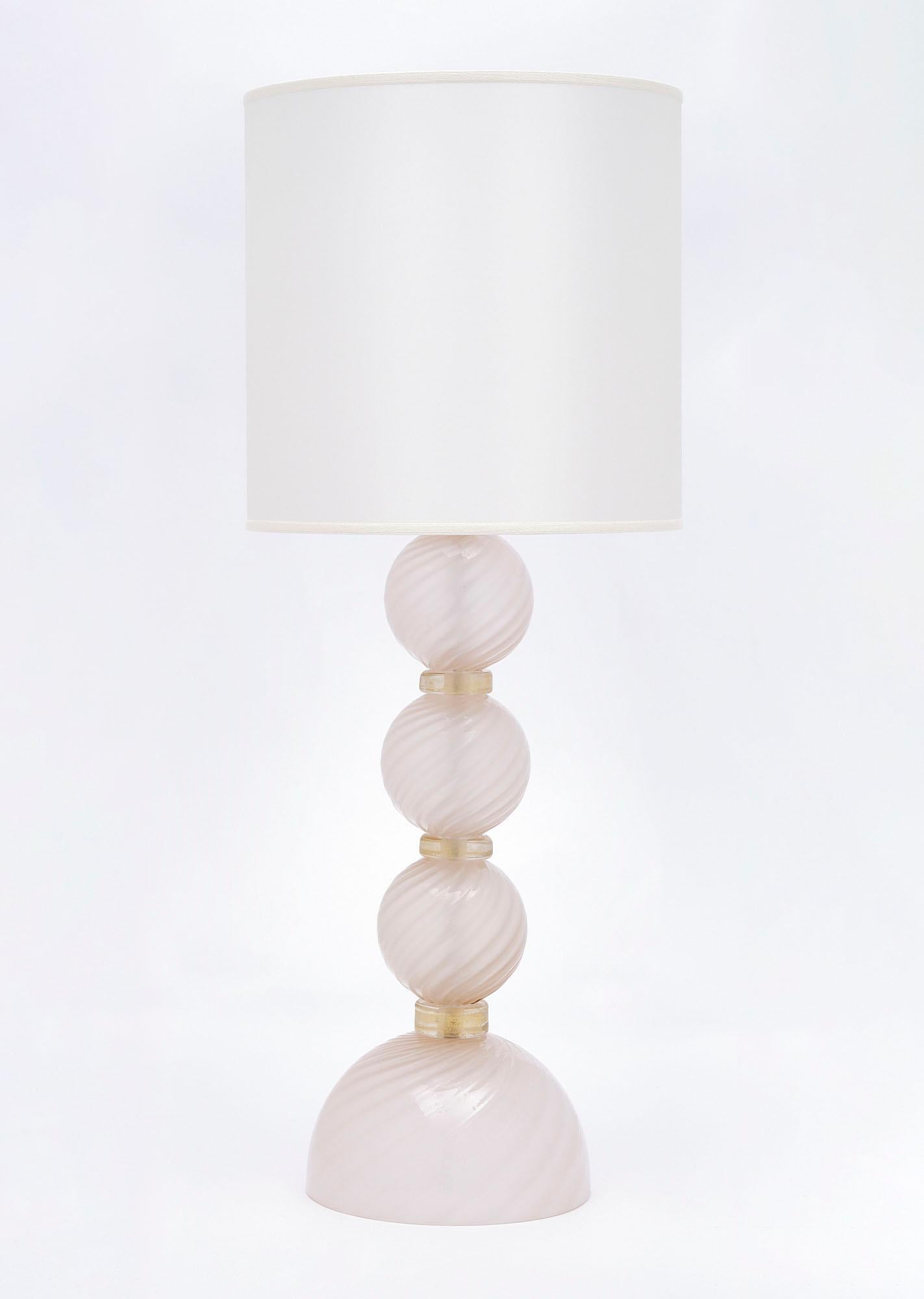 Paire de lampes en verre de Murano, Italie. Ces lampes présentent des sphères de verre soufflé à la main tourbillonnant sur une base en verre dans un magnifique ton rose pâle. Chaque sphère est séparée par un anneau de verre fusionné en or 24