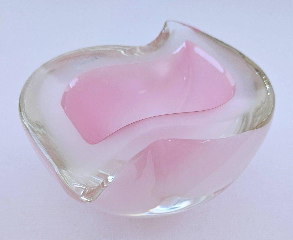 Murano Glas Rosa Opalin/Sommerso Geode Schale von Oball, mit Original Label.
Vetreria Artistica Oball. Eine schöne Mitte des Jahrhunderts modernen Murano-Glas Geode Schüssel, sommerso / opaline, erscheint rosa in weiß / klar, in sehr schönen