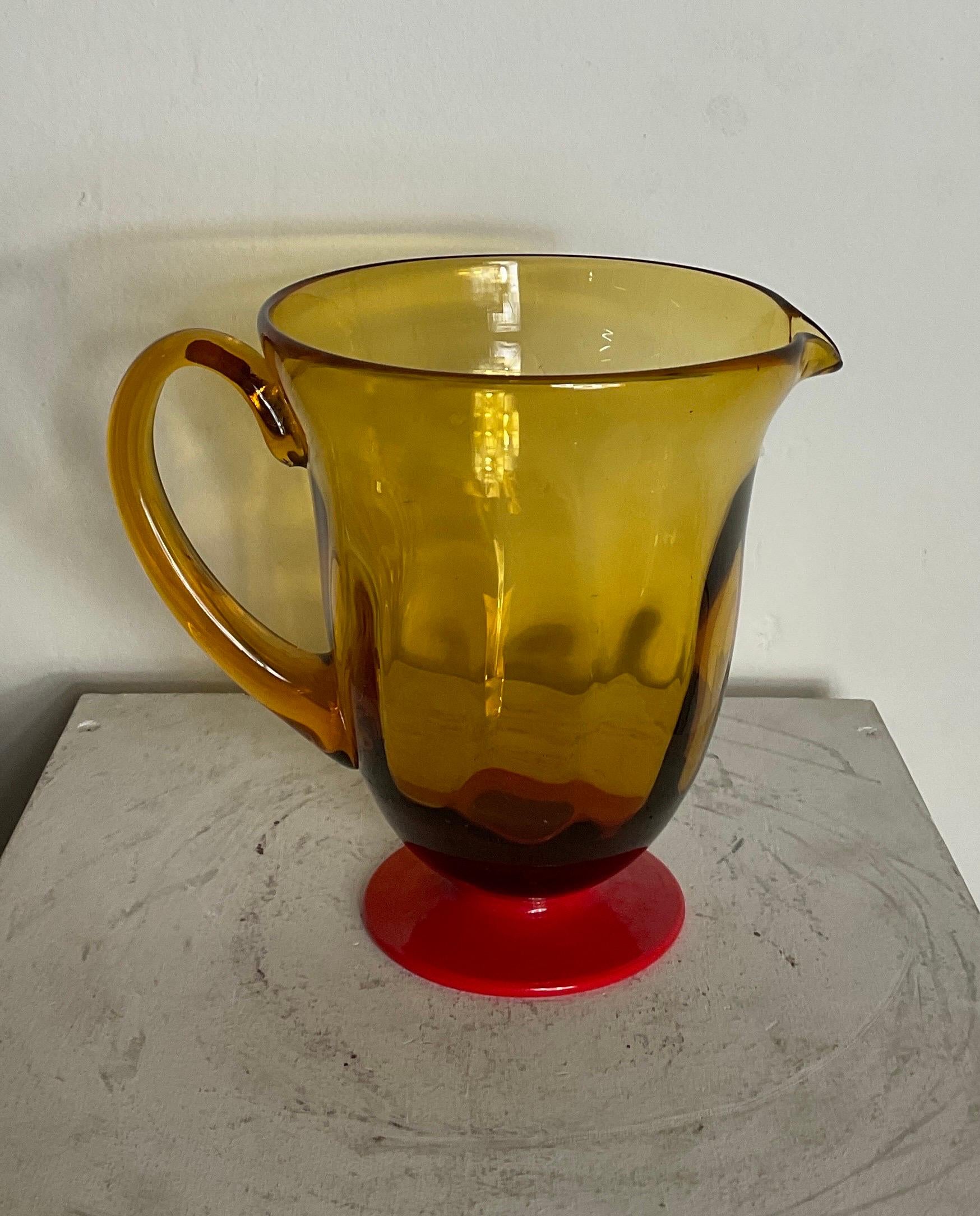 Krug aus Murano-Glas, orangefarben, von Vittorio Zecchin, 1930. In gutem Zustand mit gebrauchsbedingten Abnutzungserscheinungen und Jahren. In den dreißiger Jahren und in seinem letzten Lebensjahrzehnt widmete er sich auch der Lehre und arbeitete