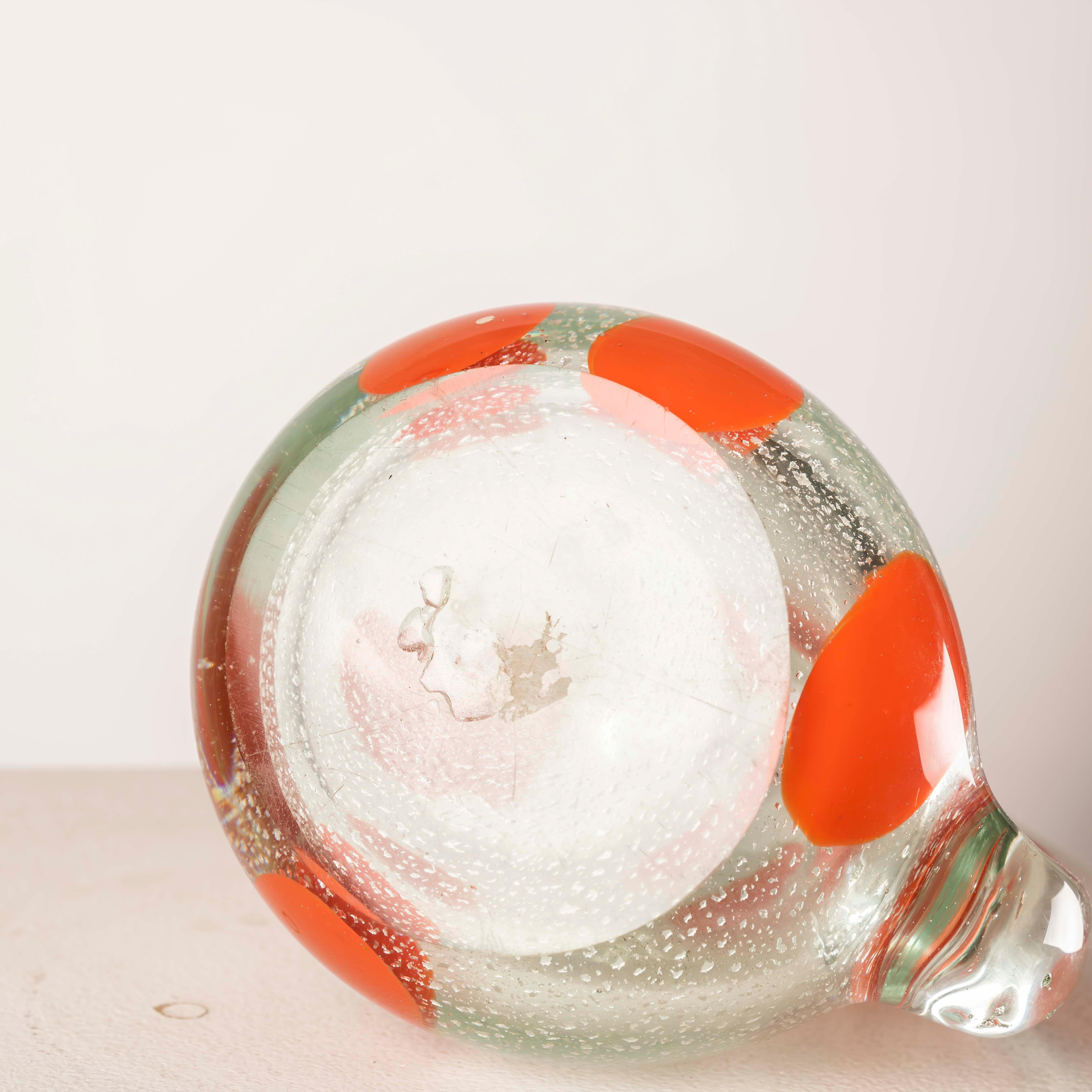 Esta exquisita jarra de cristal de Murano es una obra maestra de la artesanía veneciana, que ofrece funcionalidad y arte en una pieza impresionante. Hecha a mano por hábiles artesanos, esta jarra presenta el icónico estilo de Murano, donde las