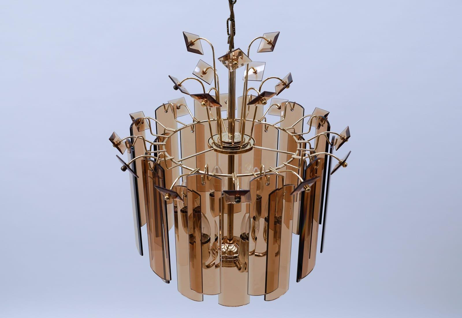 Murano glass plates chandelier, 1960s Italy

Fully functional.

With six E14 sockets. Works with 220V and 110V.

Wiring is suitable for all countries.