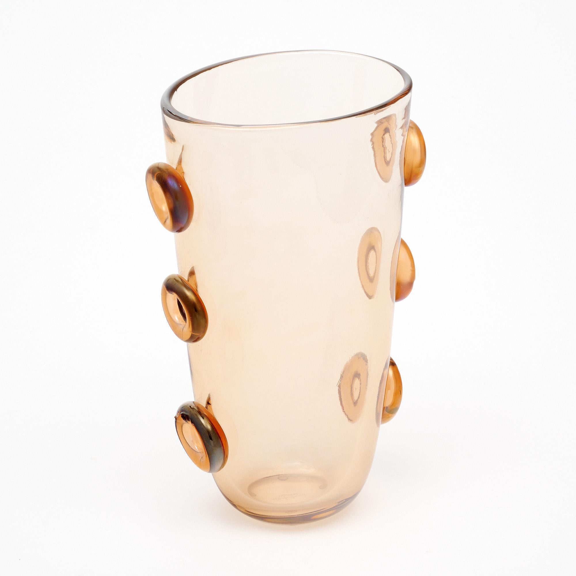 Vase en verre de Murano soufflé à la main, provenant de l'île de Murano, en Italie, près de Venise. Cette pièce est faite d'un magnifique verre transparent de couleur topaze fumé et met en valeur la qualité et la clarté du verre de Murano. Il est