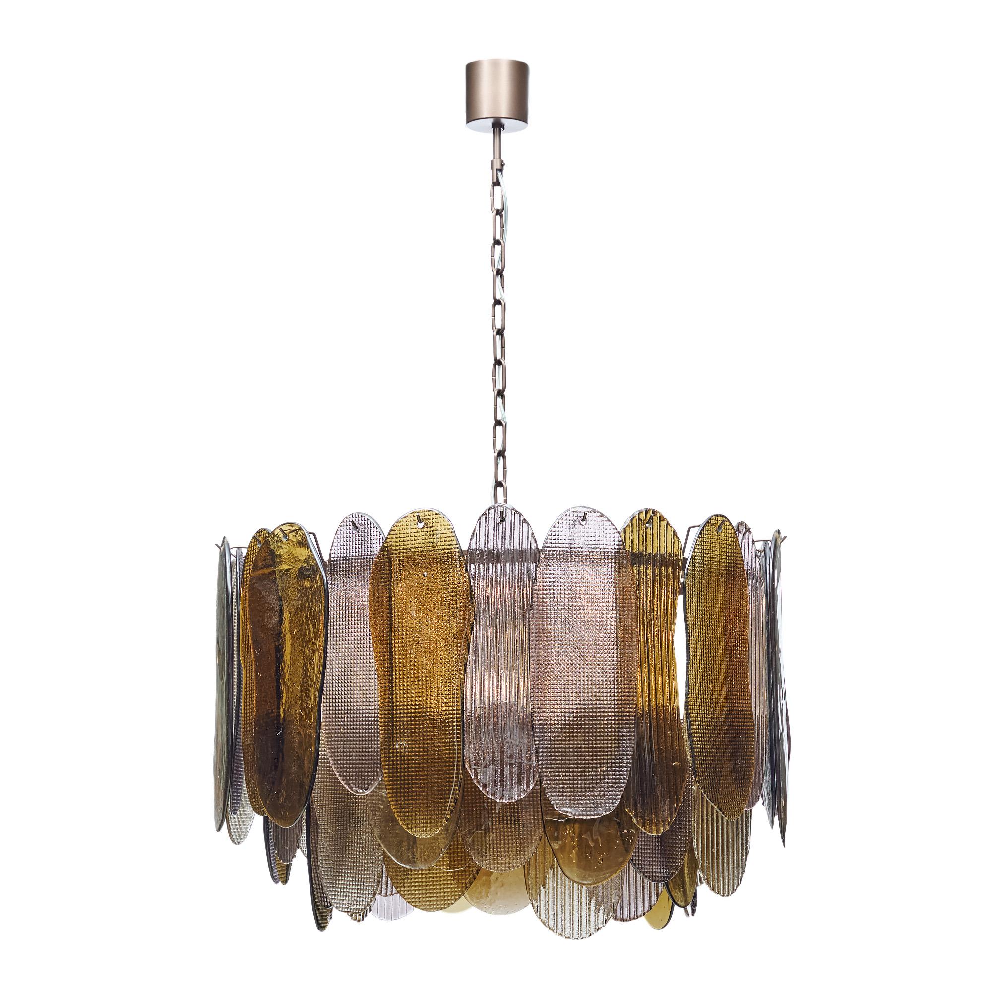 Lampadario in vetro di Murano proveniente dall'isola di Murano, fuori Venezia, Italia. Questo apparecchio è caratterizzato da strati di vetro soffiato a mano dalla forma organica con tonalità viola e ambra. Anche il vetro presenta un'alternanza di