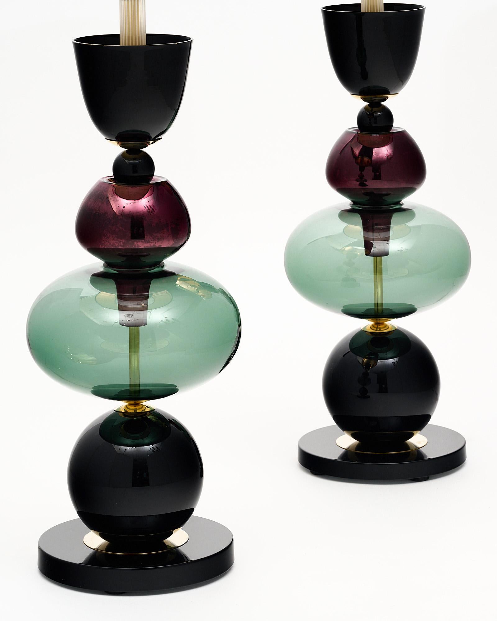 Paire de lampes en verre de Murano soufflé à la main présentant des éléments en verre uniques dans des tons violets et noirs. Dans le style de l'emblématique designer italien Ettore Sotsass. Nous adorons les formes géométriques et l'impact fort que