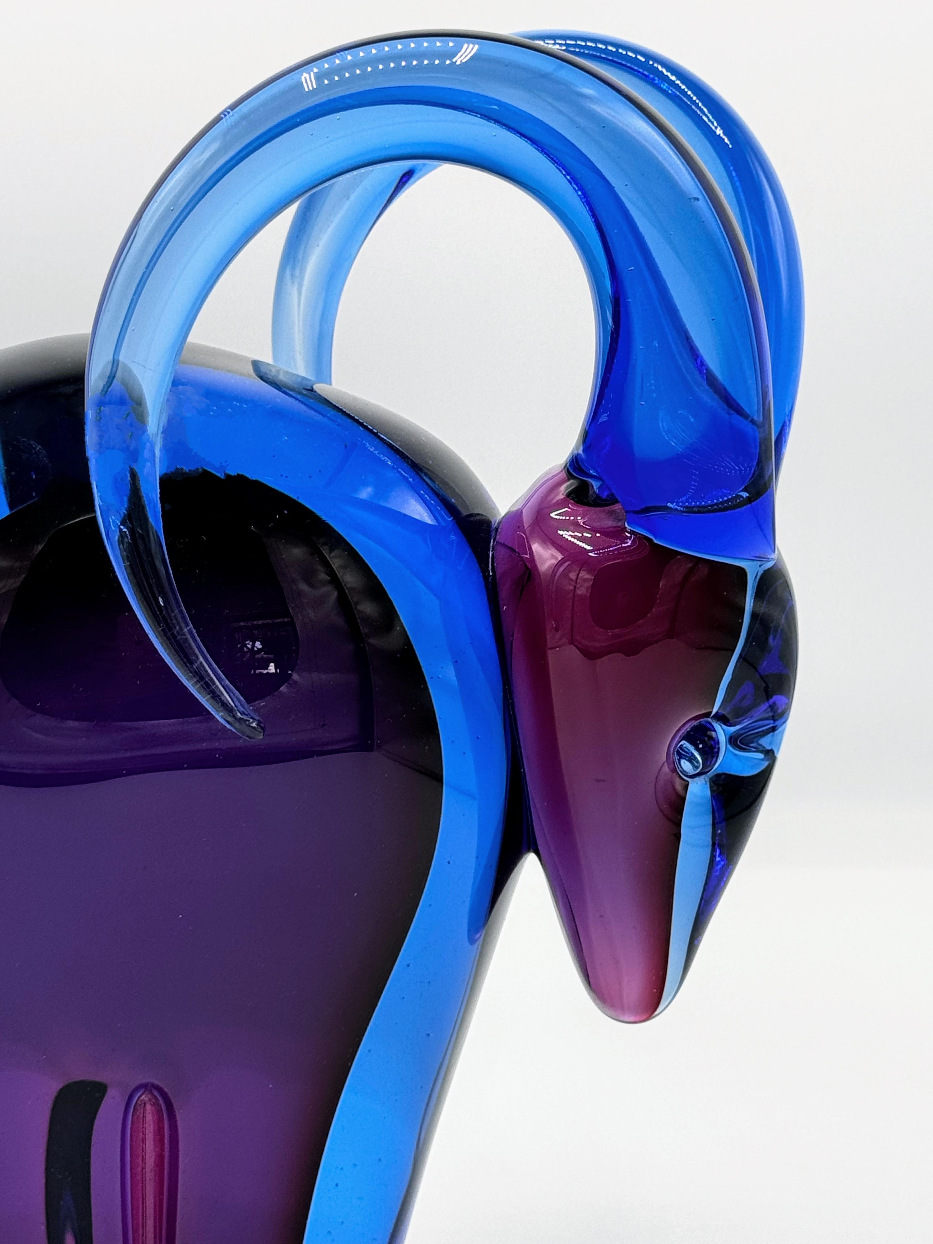 Une impressionnante sculpture-bélier en verre de Murano, conçue par le maître Antonio Da Ros pour la Vetreria Gino Cenedese & Co. dans les années 1970. Une pièce très recherchée, idéale pour les collectionneurs de verre italien du milieu du