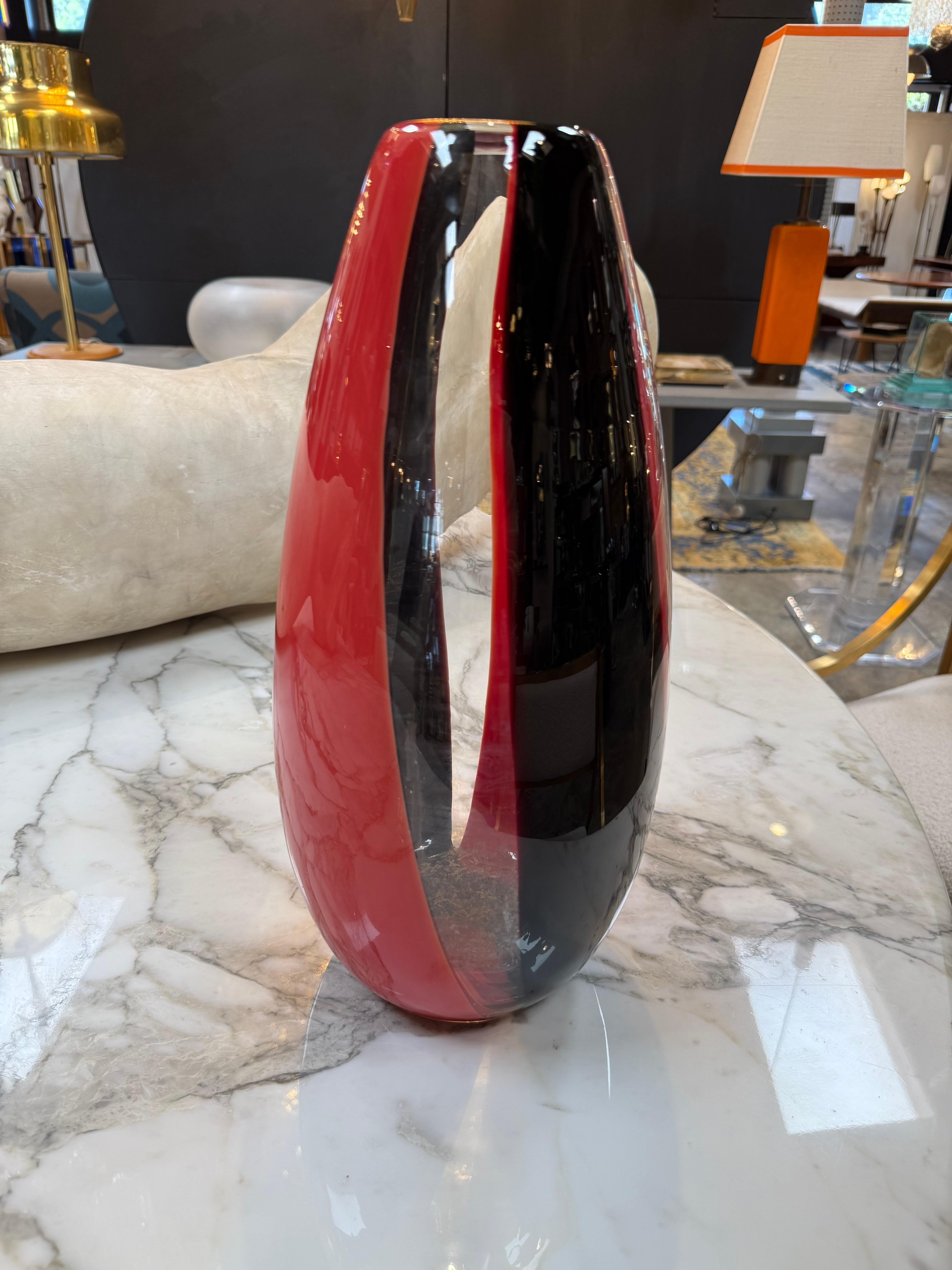 Moderne Vase d'art rouge et noir en verre de Murano en vente
