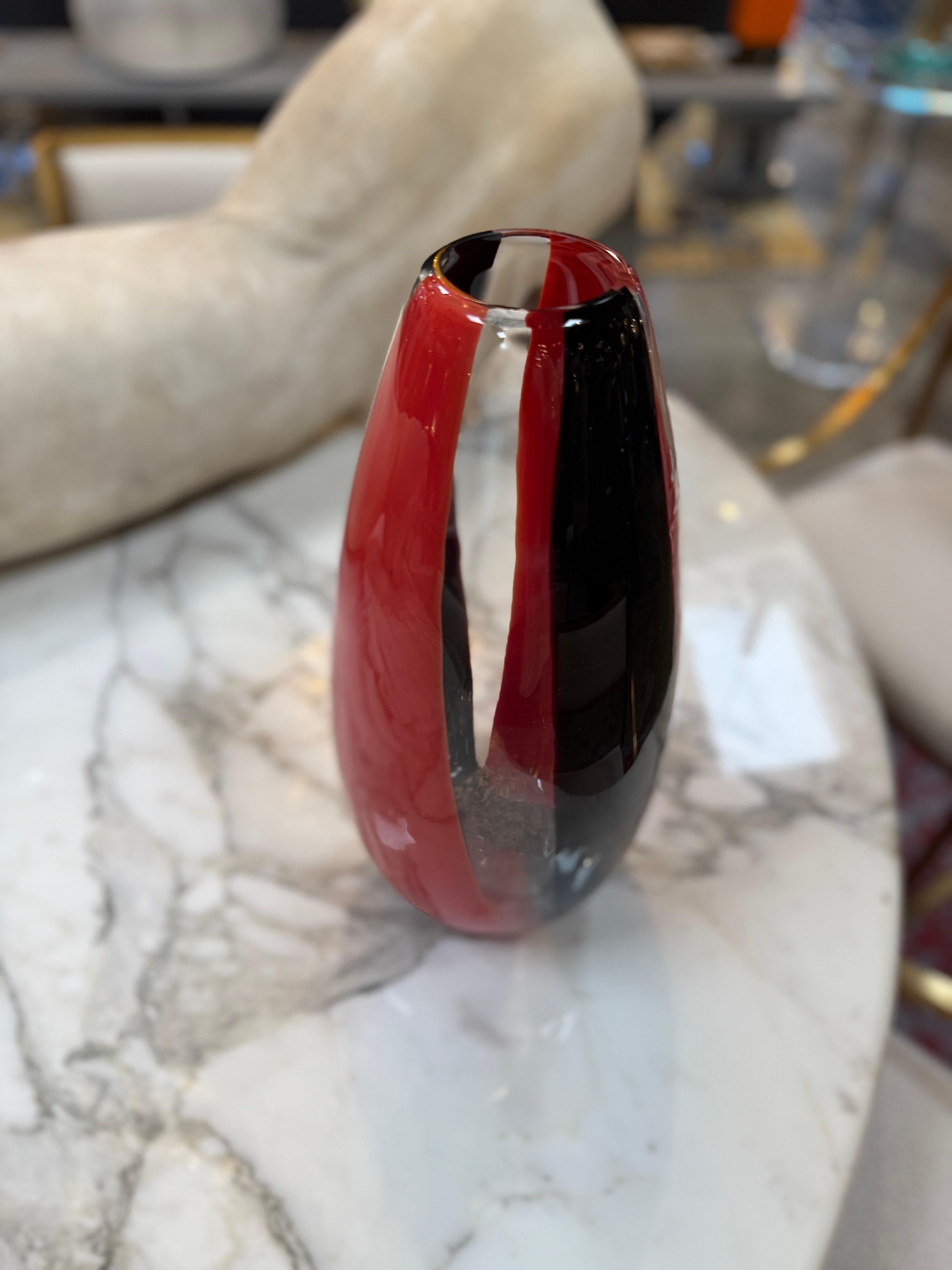italien Vase d'art rouge et noir en verre de Murano en vente