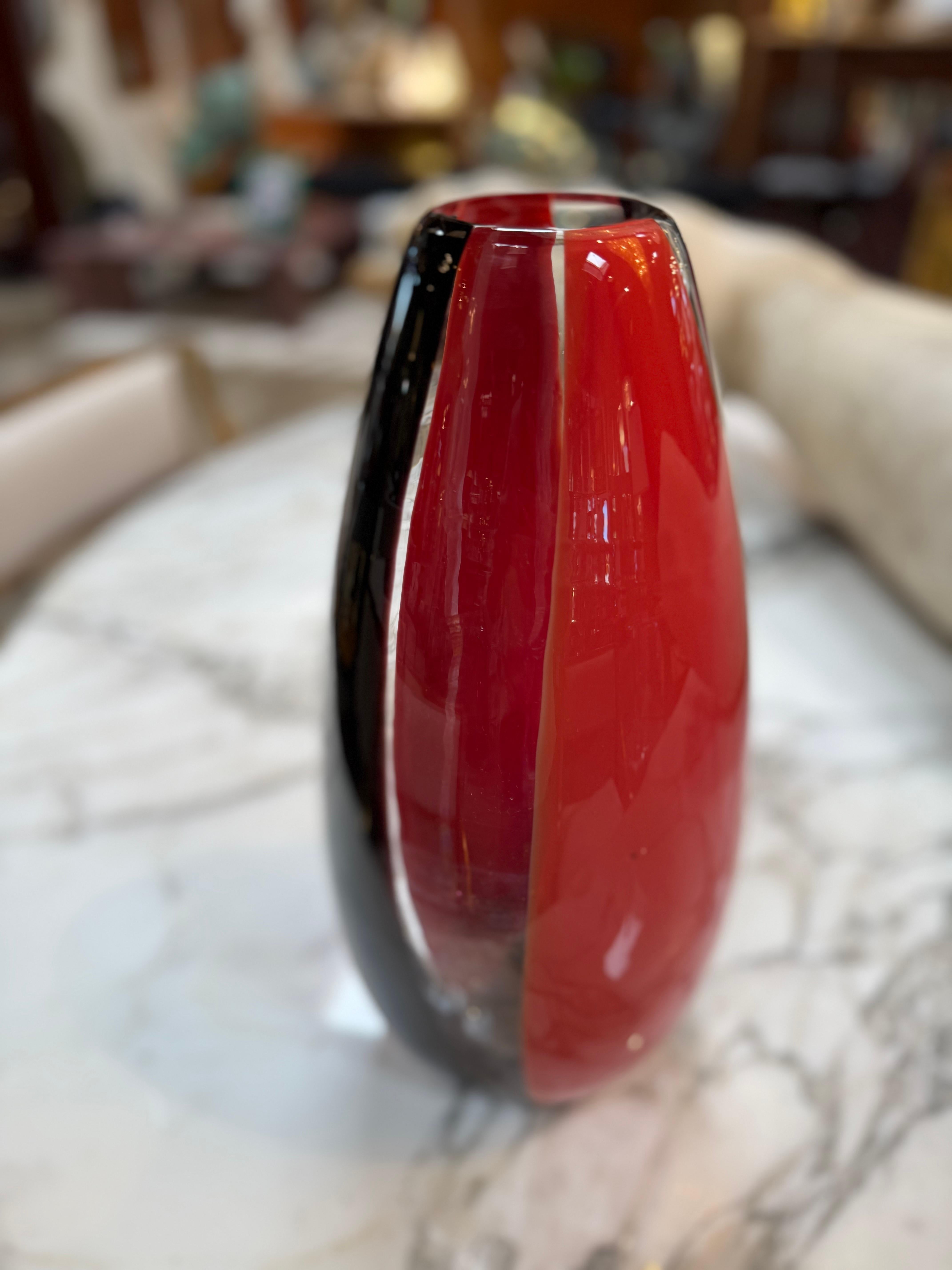 Vase d'art rouge et noir en verre de Murano Bon état - En vente à Los Angeles, CA