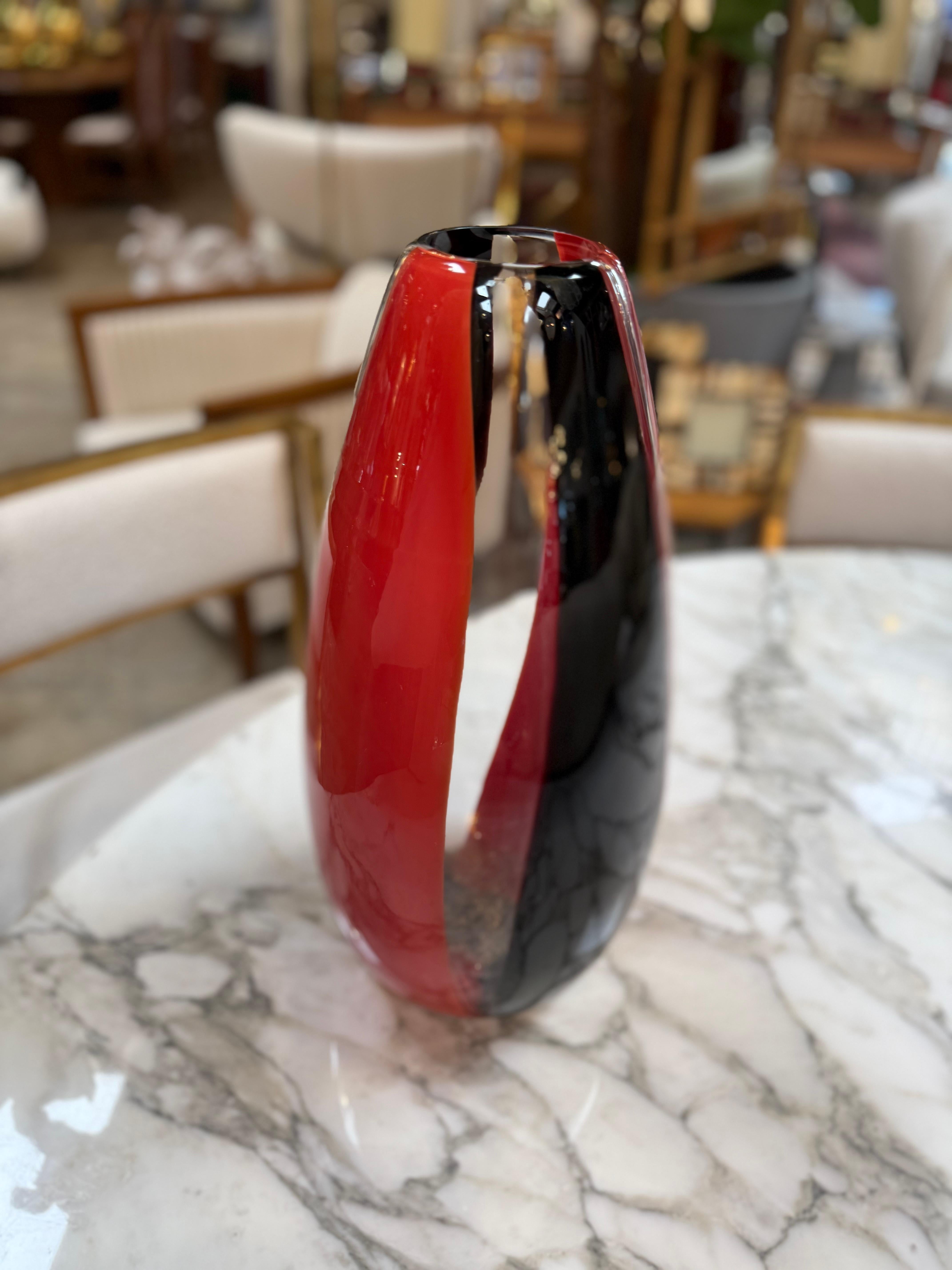 Milieu du XXe siècle Vase d'art rouge et noir en verre de Murano en vente