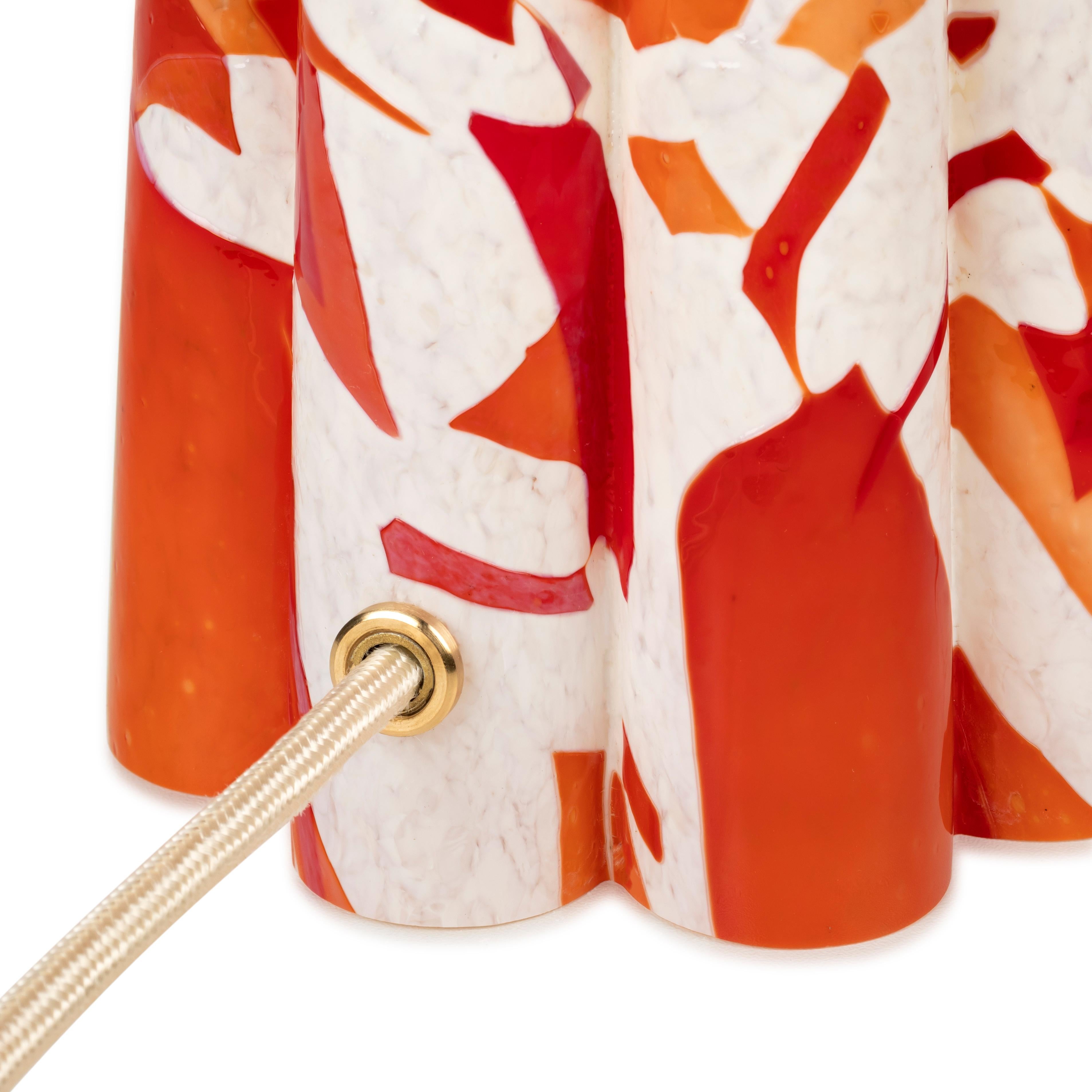 Fait main Lampe seau en verre de Murano rouge avec abat-jour en coton par Stories of Italy en vente