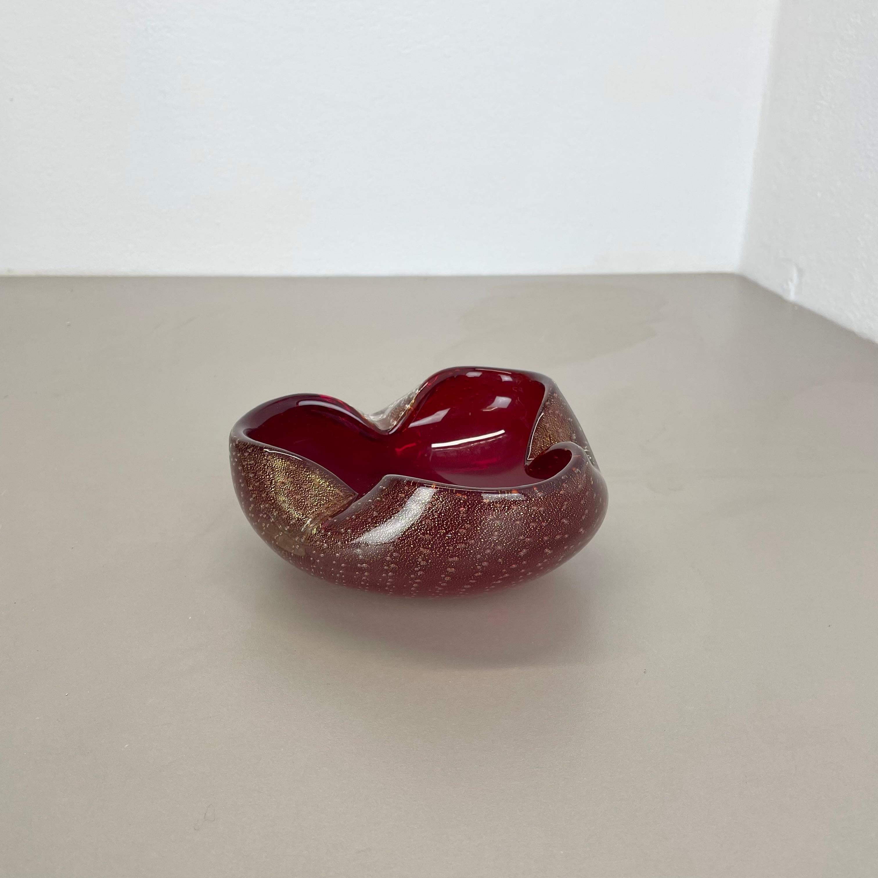 Articolo:

Ciotola in vetro di Murano, elemento posacenere


Origine:

Murano, Italia


Decennio:

1970s



Questo originale elemento vintage in vetro per ciotola e portacenere è stato prodotto negli anni '70 a Murano, in Italia. È realizzato con