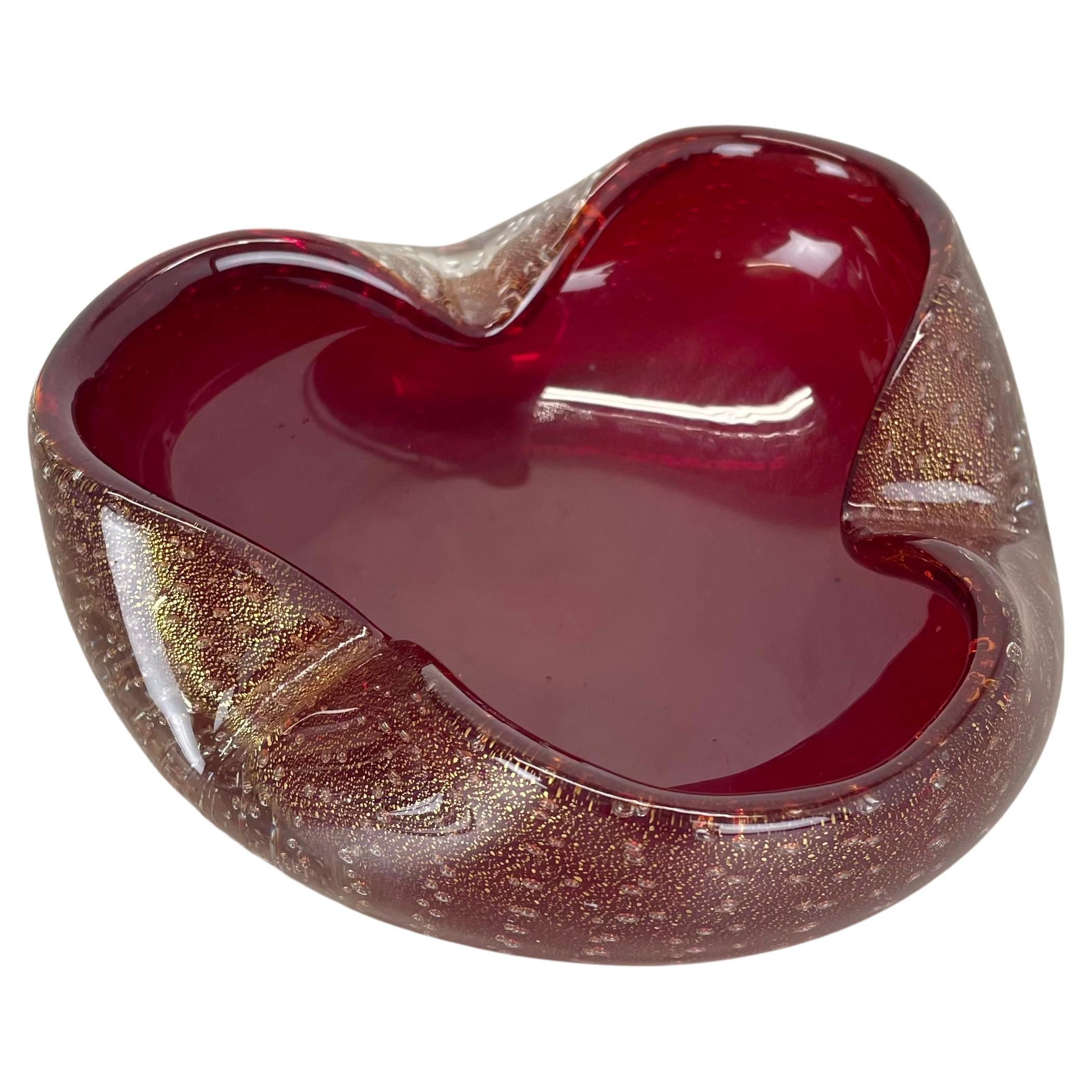 Posacenere a conchiglia con elemento a ciotola in vetro di Murano "Red Gold Dust" Murano, Italia, anni '70 in vendita