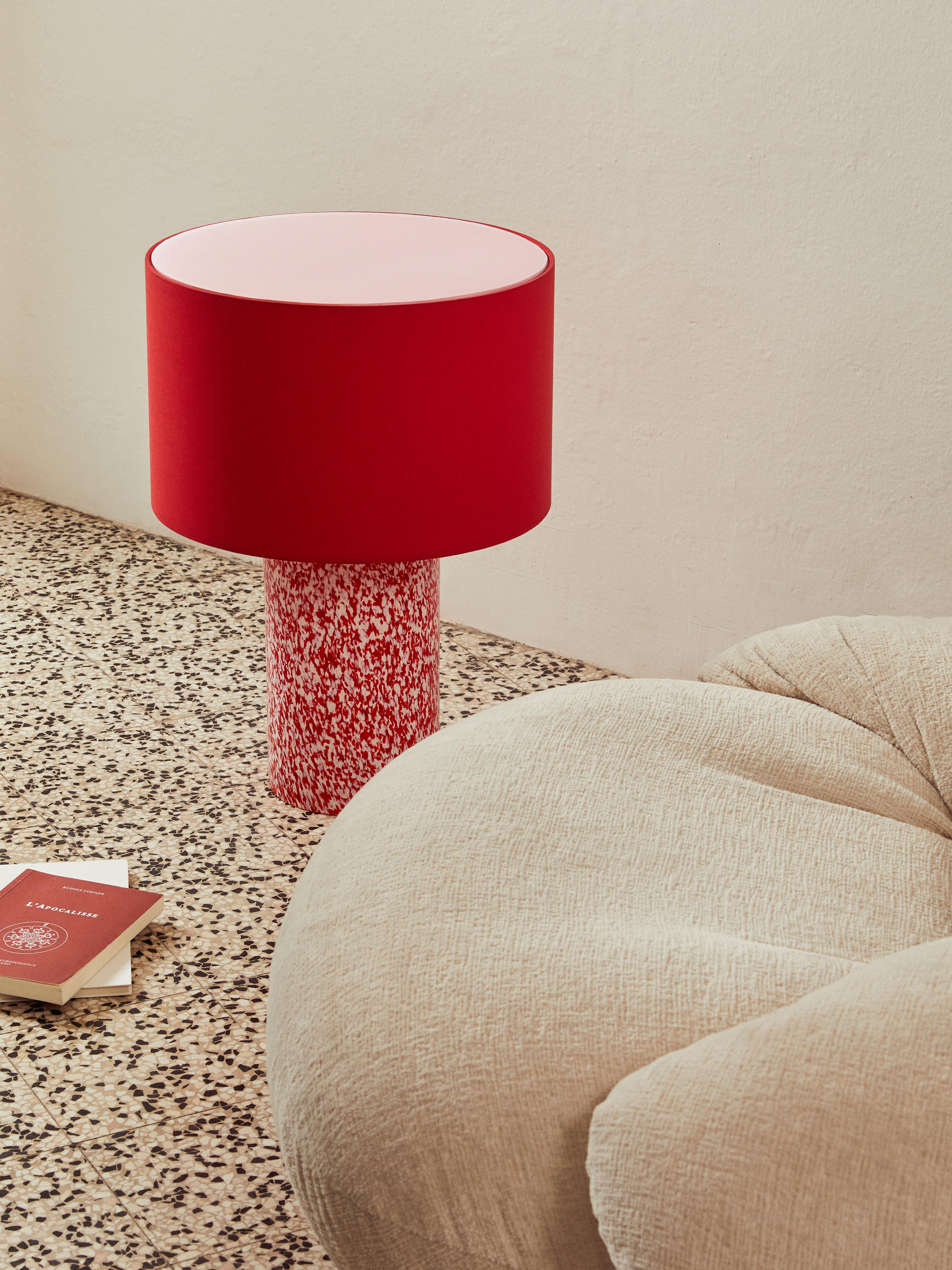 Lámpara de columna de cristal de Murano rojo y marfil con pantalla de algodón by Stories Of Italy Hecho a mano en venta