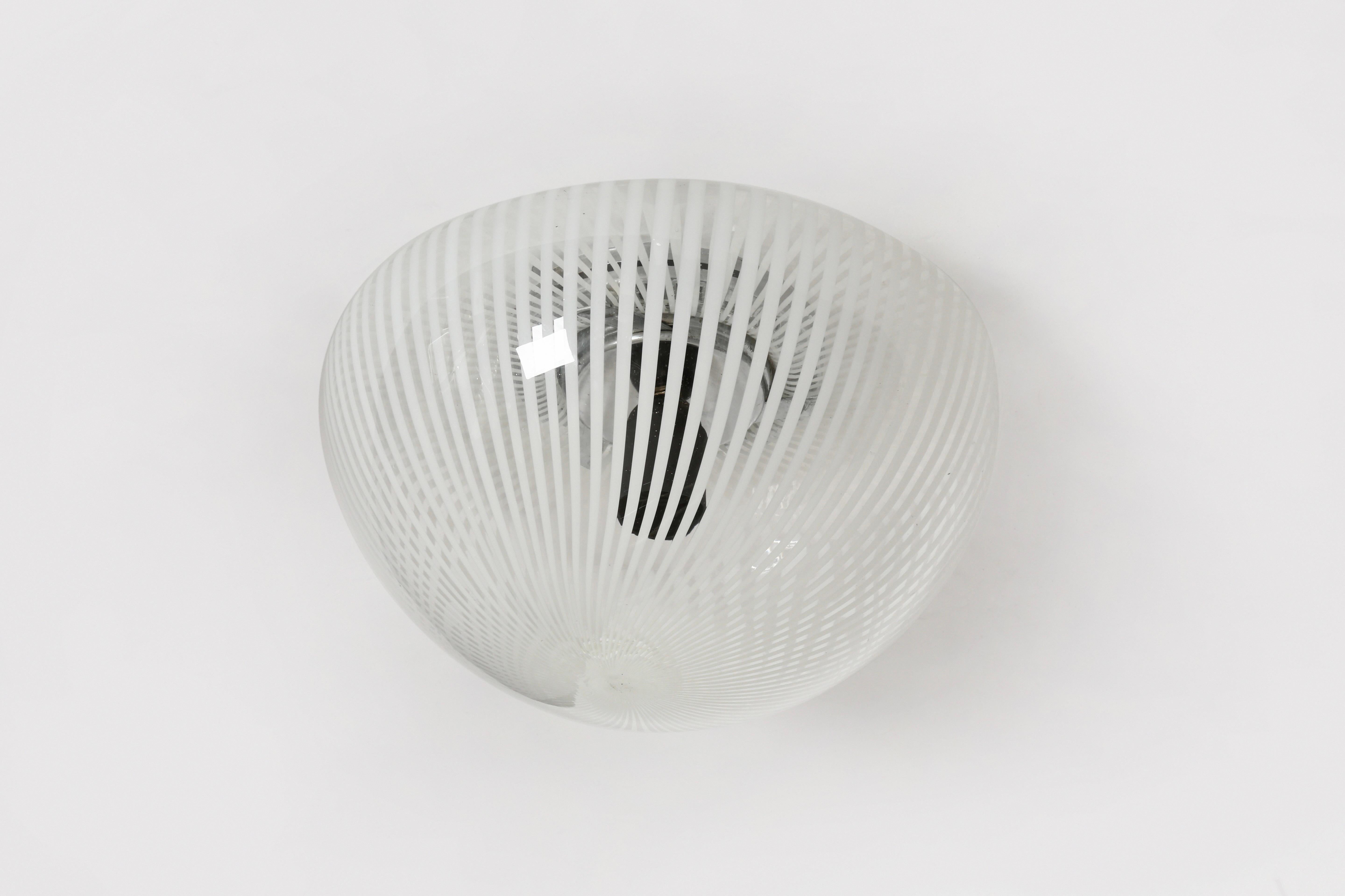 Wandleuchte reticello aus Muranoglas mit Einbaubeleuchtung, ca. 1960er Jahre (Moderne der Mitte des Jahrhunderts) im Angebot