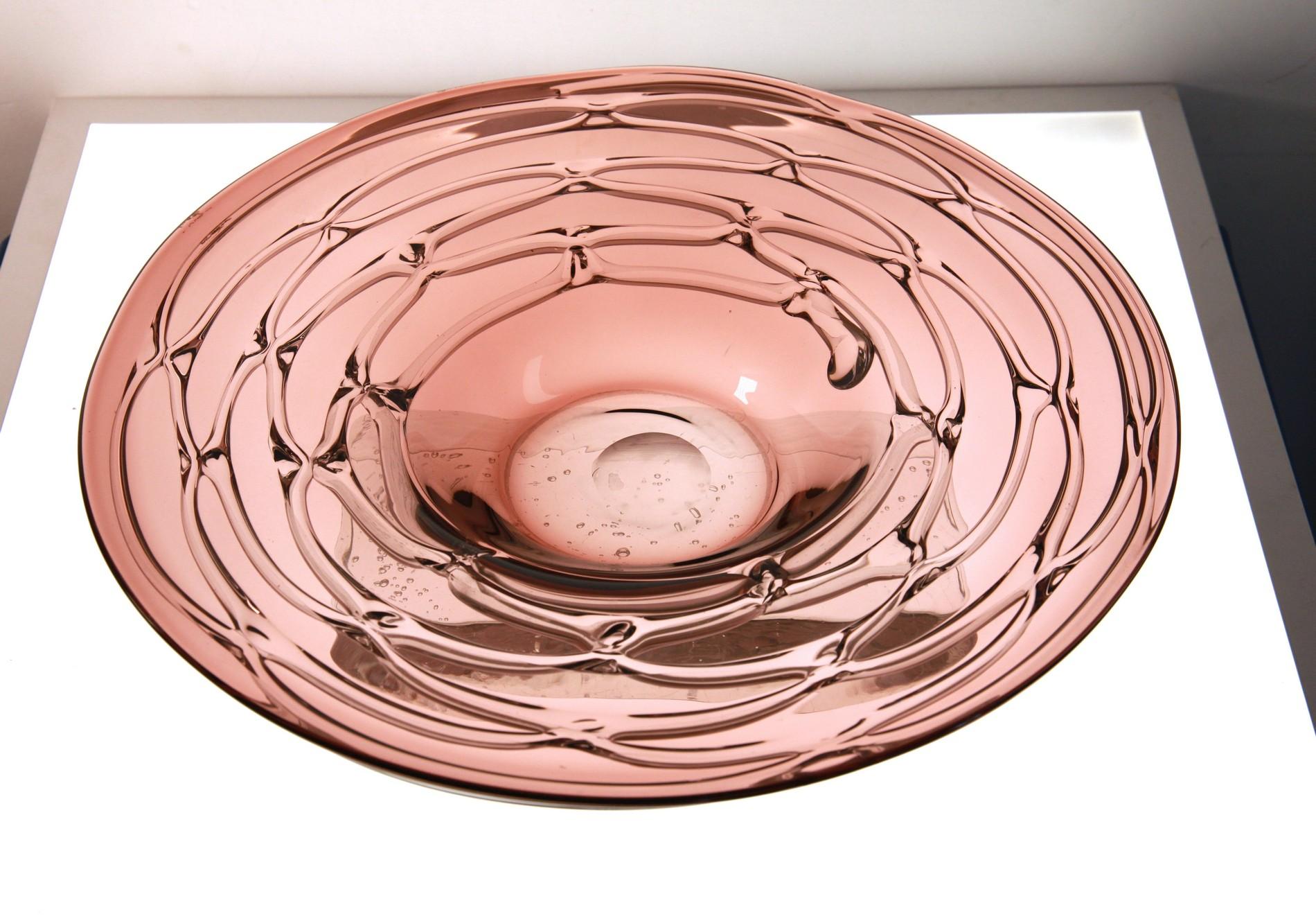 Interesting plate made in Ciclamino, a rose amethyst color that was used in the 1930s-1940s and after WW2 replaced by purple Amethyst. The color was used often by Zecchin and Salviati. Also Pauly.

The decoration is on the back of the plate