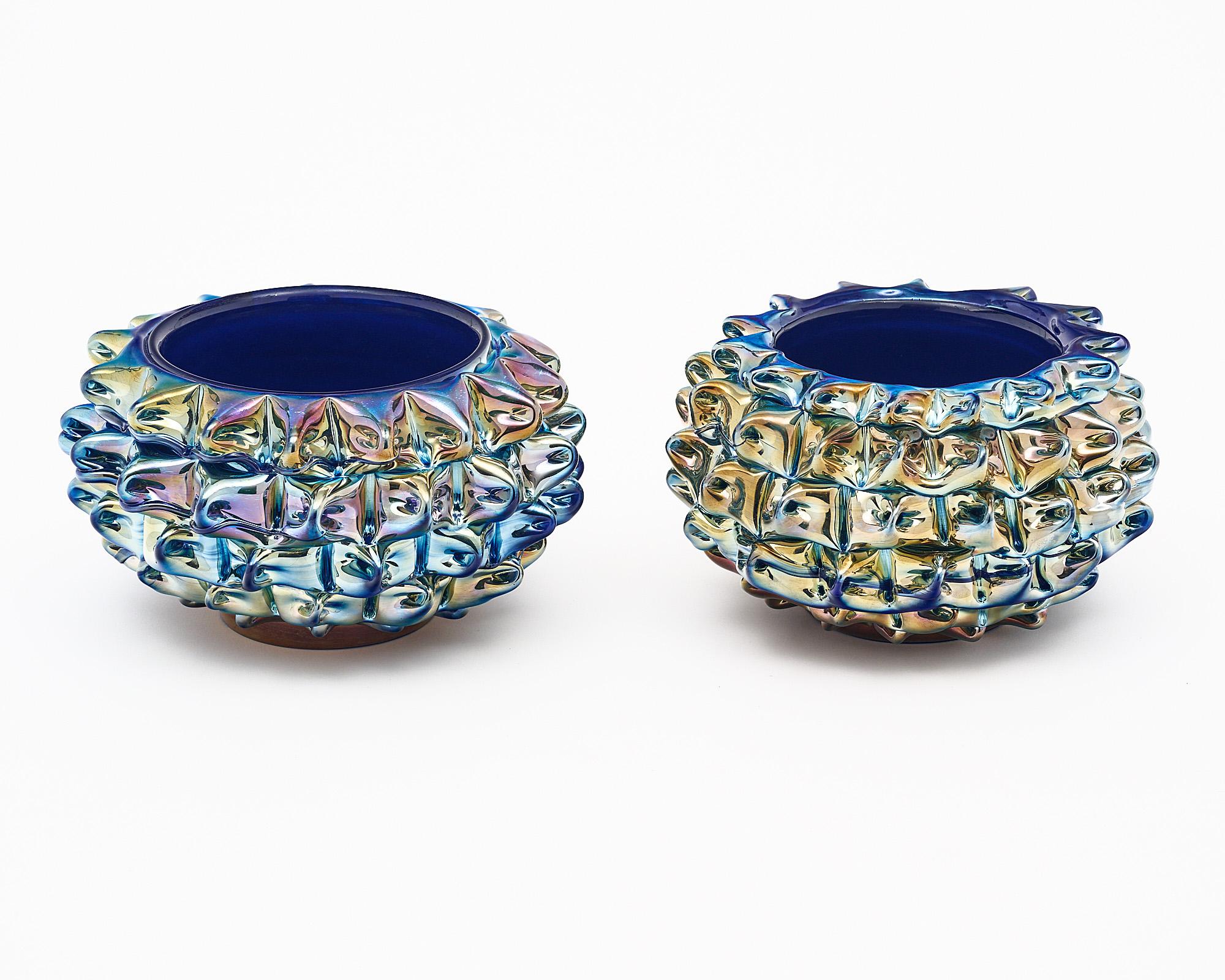Coppia di coppe in vetro di Murano, italiane, provenienti dall'isola di Murano e realizzate alla maniera di Barovier. Questa coppia soffiata a mano è realizzata con la tecnica dell'incamiciato, che prevede l'utilizzo di più strati di colori diversi