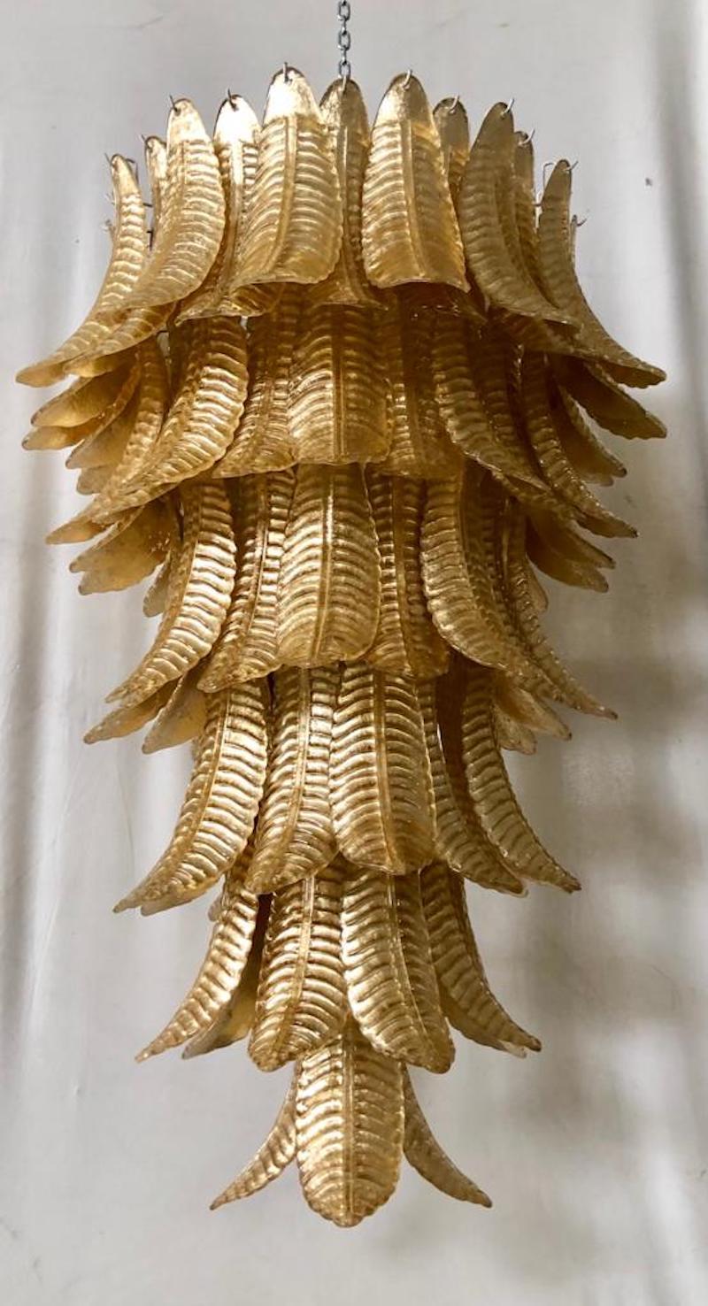 Riot of leaves, from an elegant glass color. Its elongated shape is wonderful.

Iron structure with all around the leaves in Murano glass, of gold color. The leaf has a curved structure and an elongated shape. The leaves alternate with gold color.