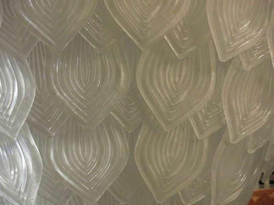 Italiano Lampadario e pendente italiano rotondo in vetro di Murano di colore bianco ghiaccio, 2020 in vendita