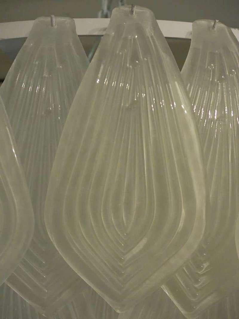 Araña y colgante italianos redondos de cristal de Murano color blanco hielo, 2020 en Bueno estado para la venta en Rome, IT
