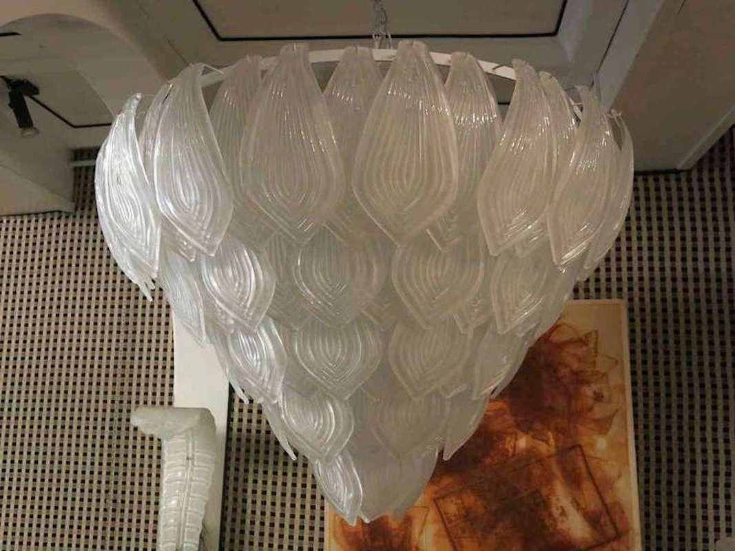 XXI secolo e contemporaneo Lampadario e pendente italiano rotondo in vetro di Murano di colore bianco ghiaccio, 2020 in vendita