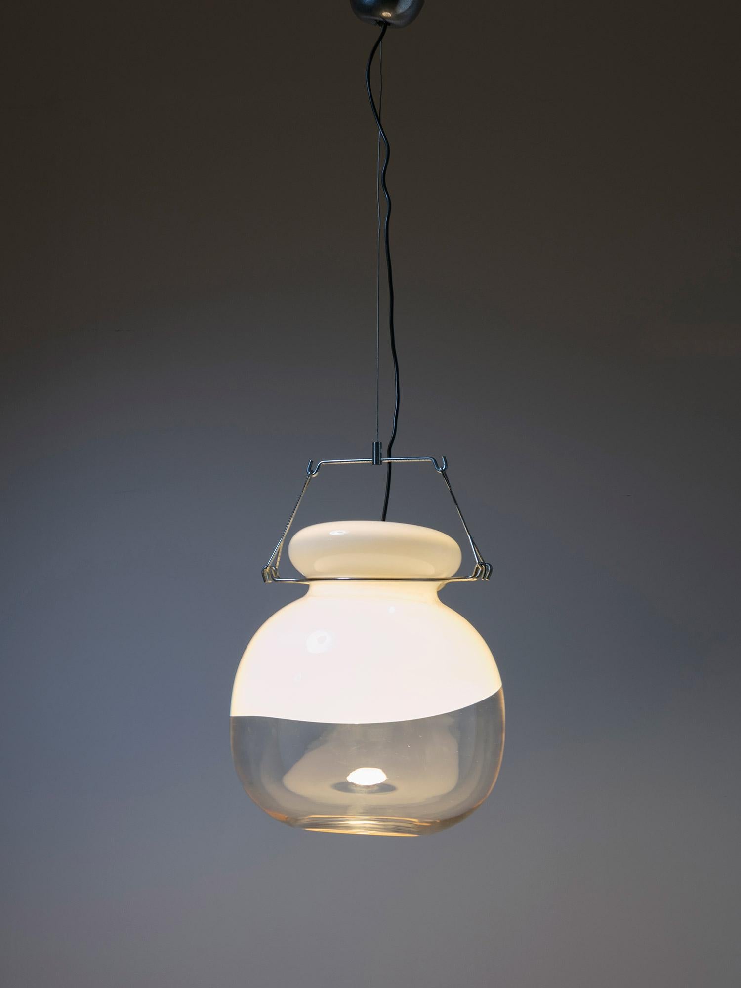 Rare lampe suspendue de Toni Zuccheri pour VeArt.
Le cadre chromé supporte un grand abat-jour moulé en verre de Murano.