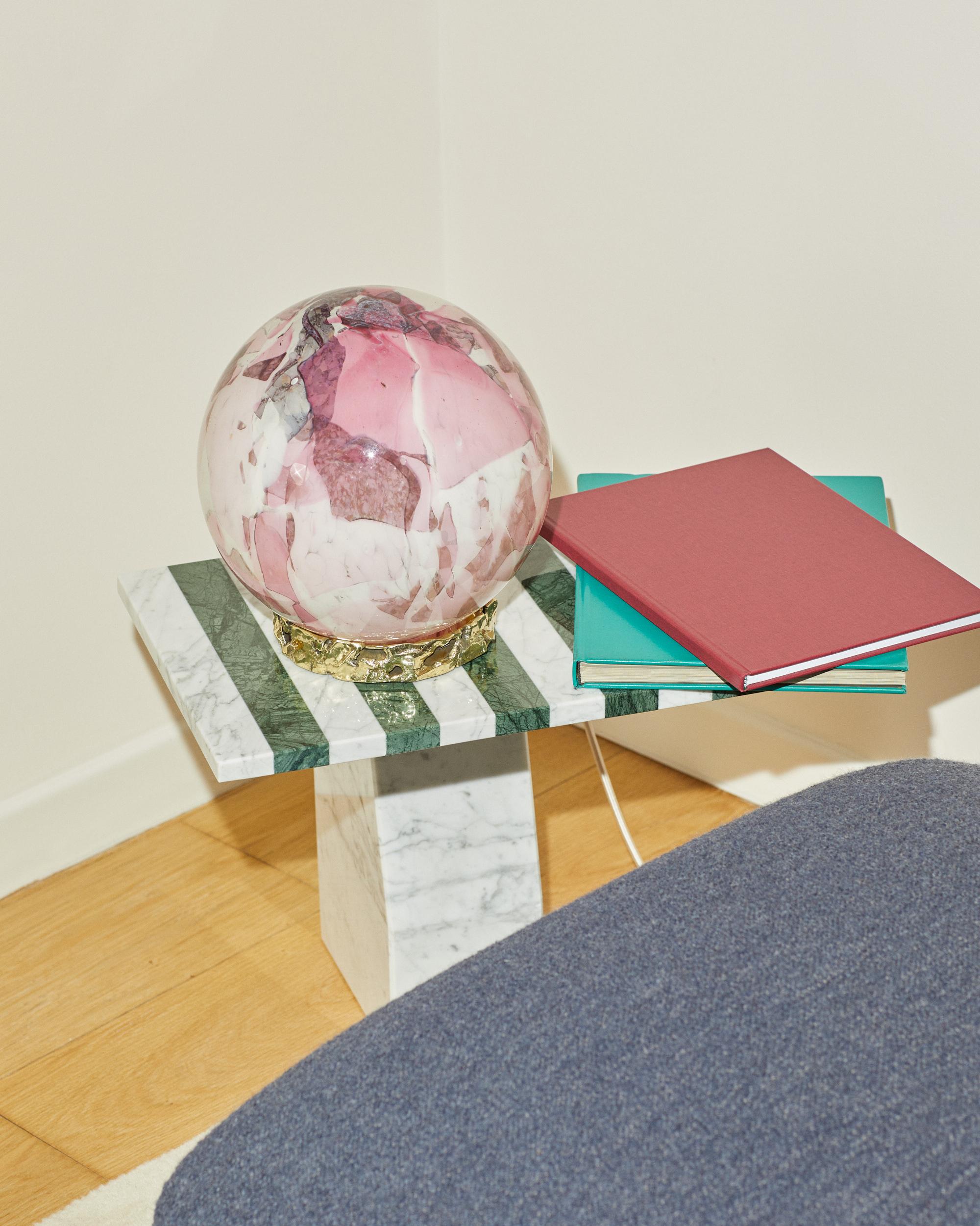 Voici la Crown Lamp - une pièce lumineuse parfaite pour embellir votre salon, votre chambre ou tout autre espace que vous souhaitez imprégner d'une touche de luxe et d'élégance. Sa base en laiton moulé présente une surface irrégulière et