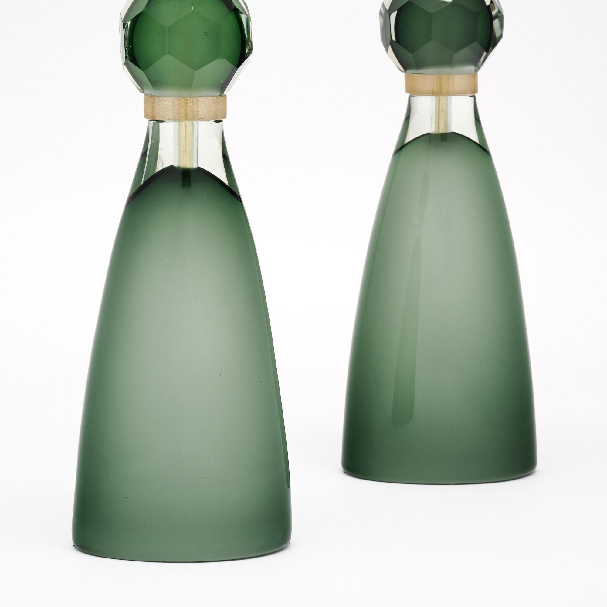 Coppia di lampade da tavolo italiane in vetro di Murano soffiato a mano, in un vetro verde salvia lucido che sfuma verso il chiaro appena sotto gli anelli con macchie d'oro a 23 carati. Formali e giocose allo stesso tempo, queste luci eleganti