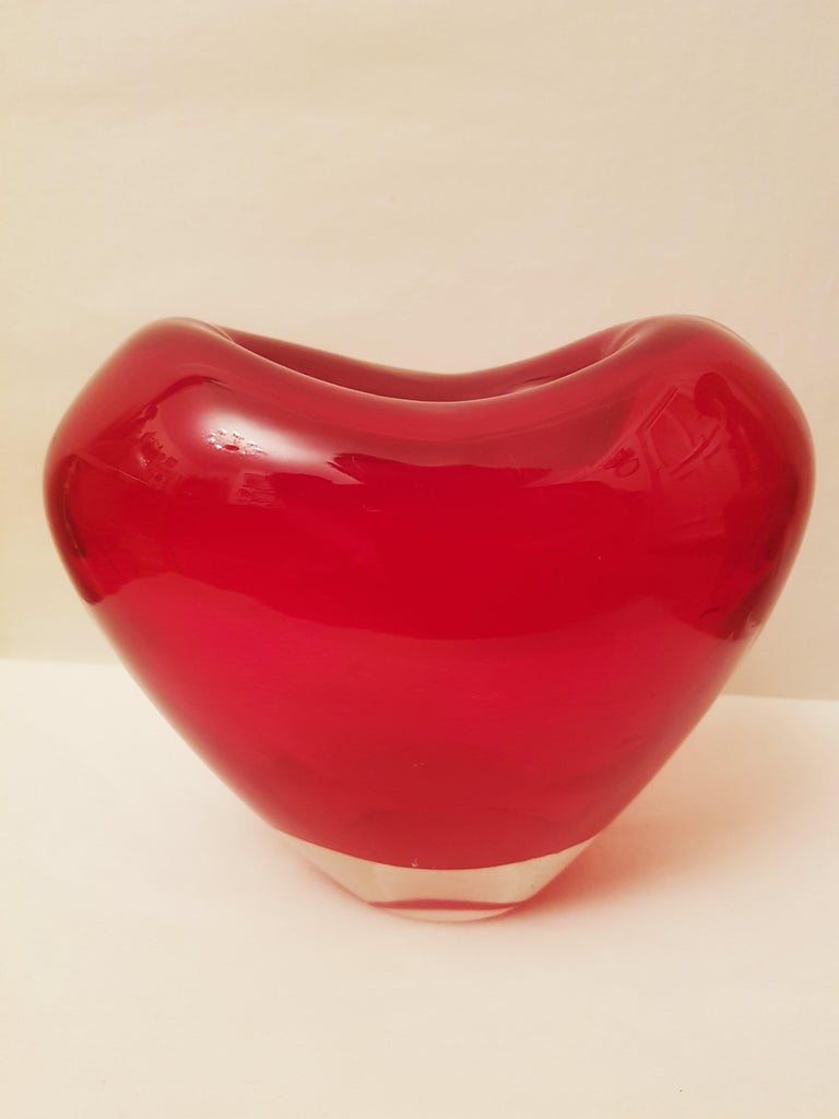 Beautiful murano glass heart red vase, made in Italy (Murano), vetri Salviati, brilliant condition.