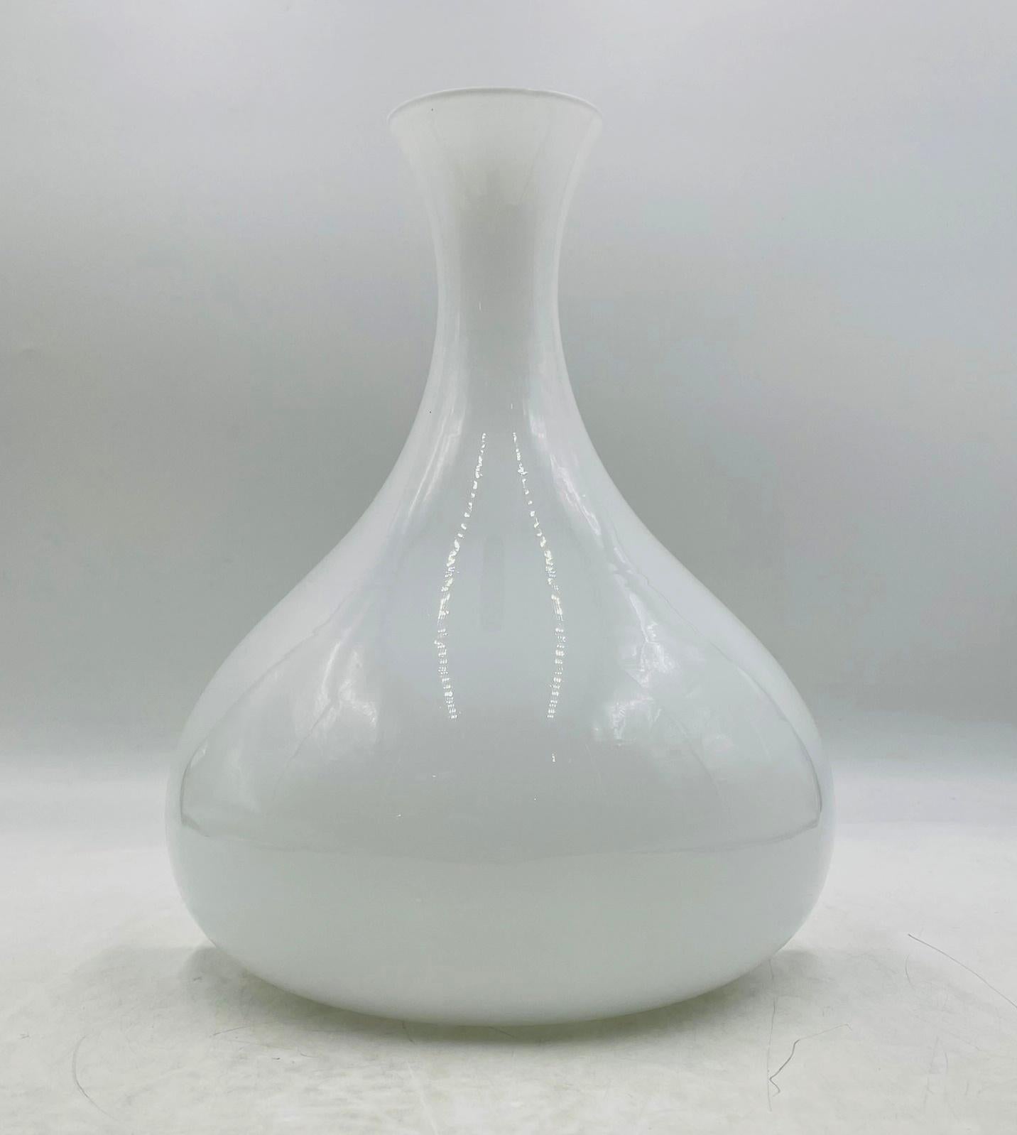
Superbe applique murale en verre de Murano conçue par Eva Zeisel et fabriquée en Italie par Leucos.

Il s'agit de la dernière Collectional créée par Eva Zeisel avant son décès à l'âge de 105 ans.

La collection de luminaires incarne la signature de