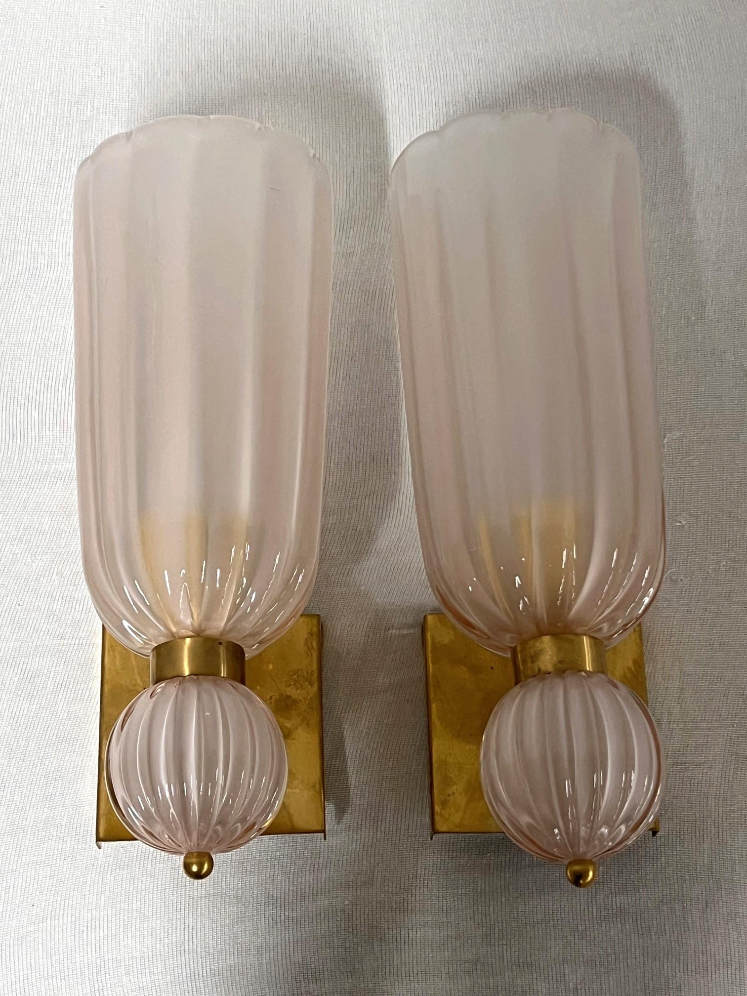 Grande applique in vetro di Murano soffiato a mano dal maestro vetraio Alberto Dona

Paralumi in vetro a bulbo con macchie delicate e base in ottone.