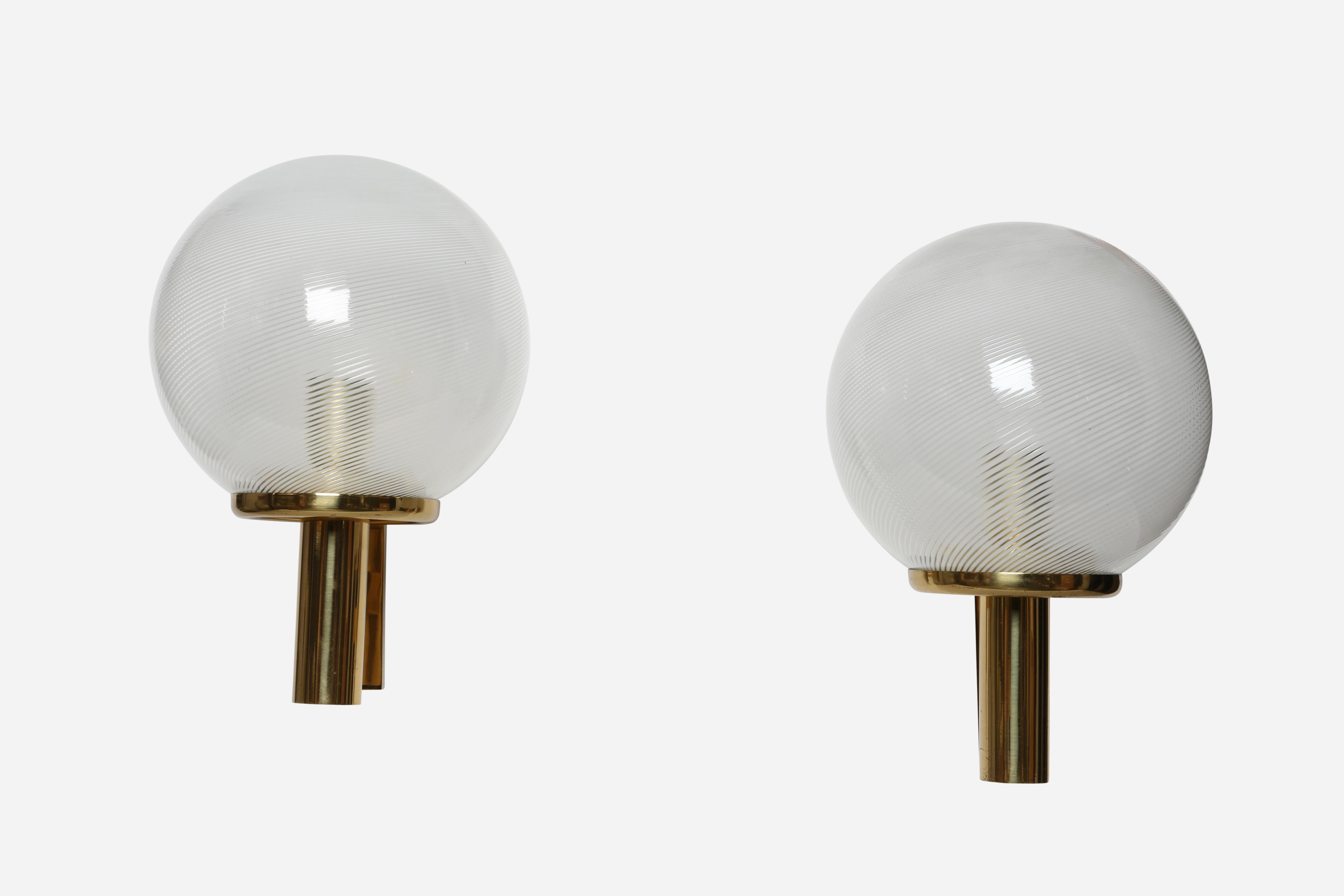 Pair of Murano glass sconces by Venini, attributed
Made in Italy in 1960s
Filigrana glass, brass
Take one medium bulb each
Complimentary US rewiring upon request.

We take pride in bringing vintage fixtures to their full glory again.
At Illustris