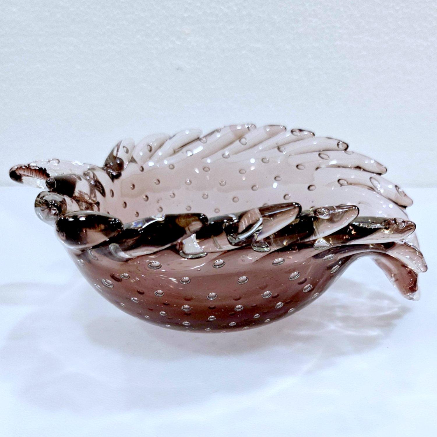 XX secolo Murano Glass Sculptural Leaf Bowl with Bullicante in vendita